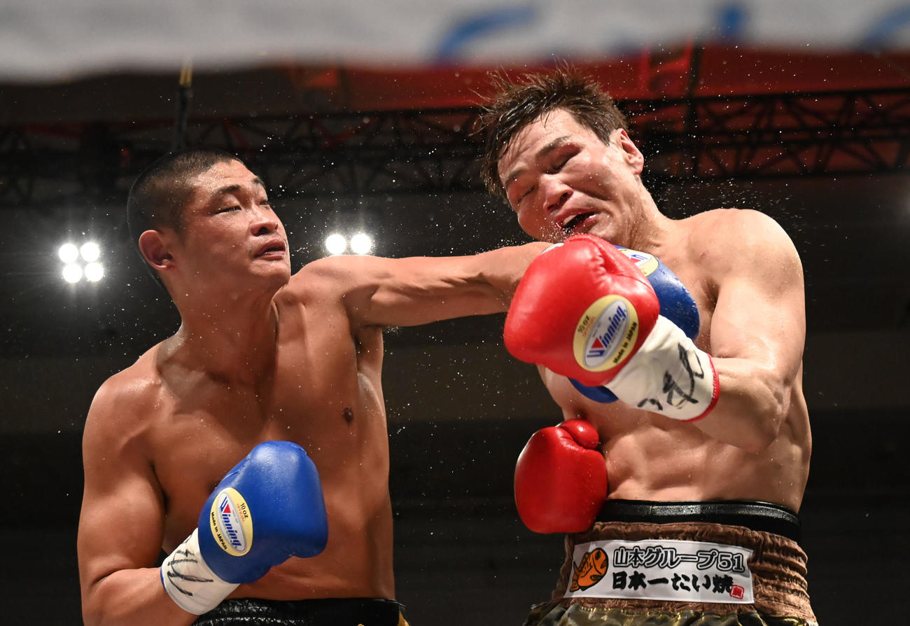 9回、帝尊康輝（左）に顔面にパンチをもらう野中悠樹（撮影・石井愛子）