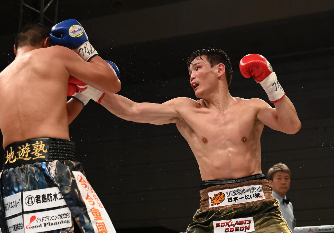 6回、帝尊康輝（左）にパンチを打つ野中悠樹（撮影・石井愛子）