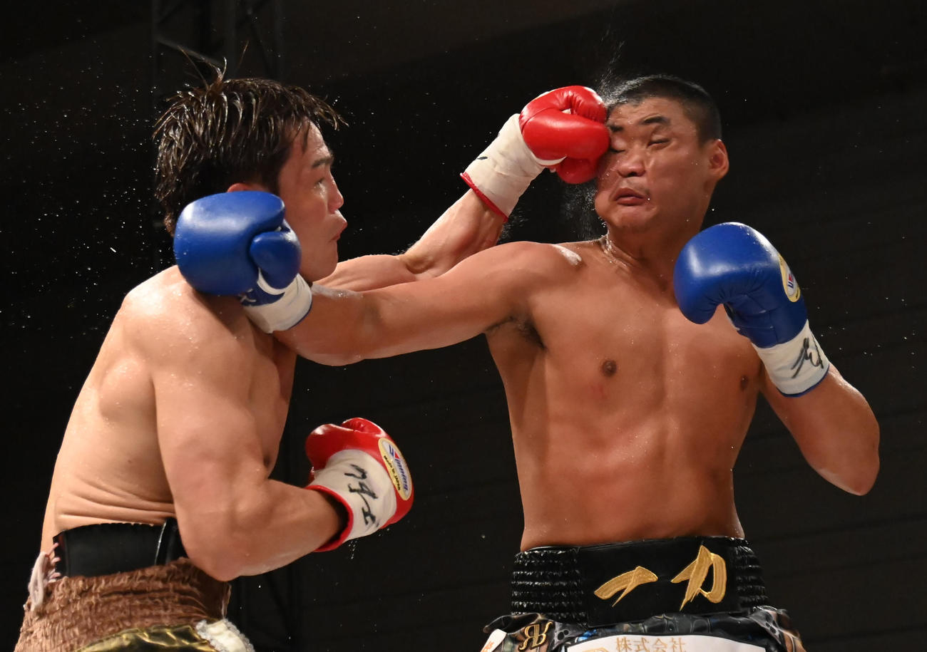 6回、帝尊康輝（右）の顔面にパンチを当てる野中悠樹（撮影・石井愛子）