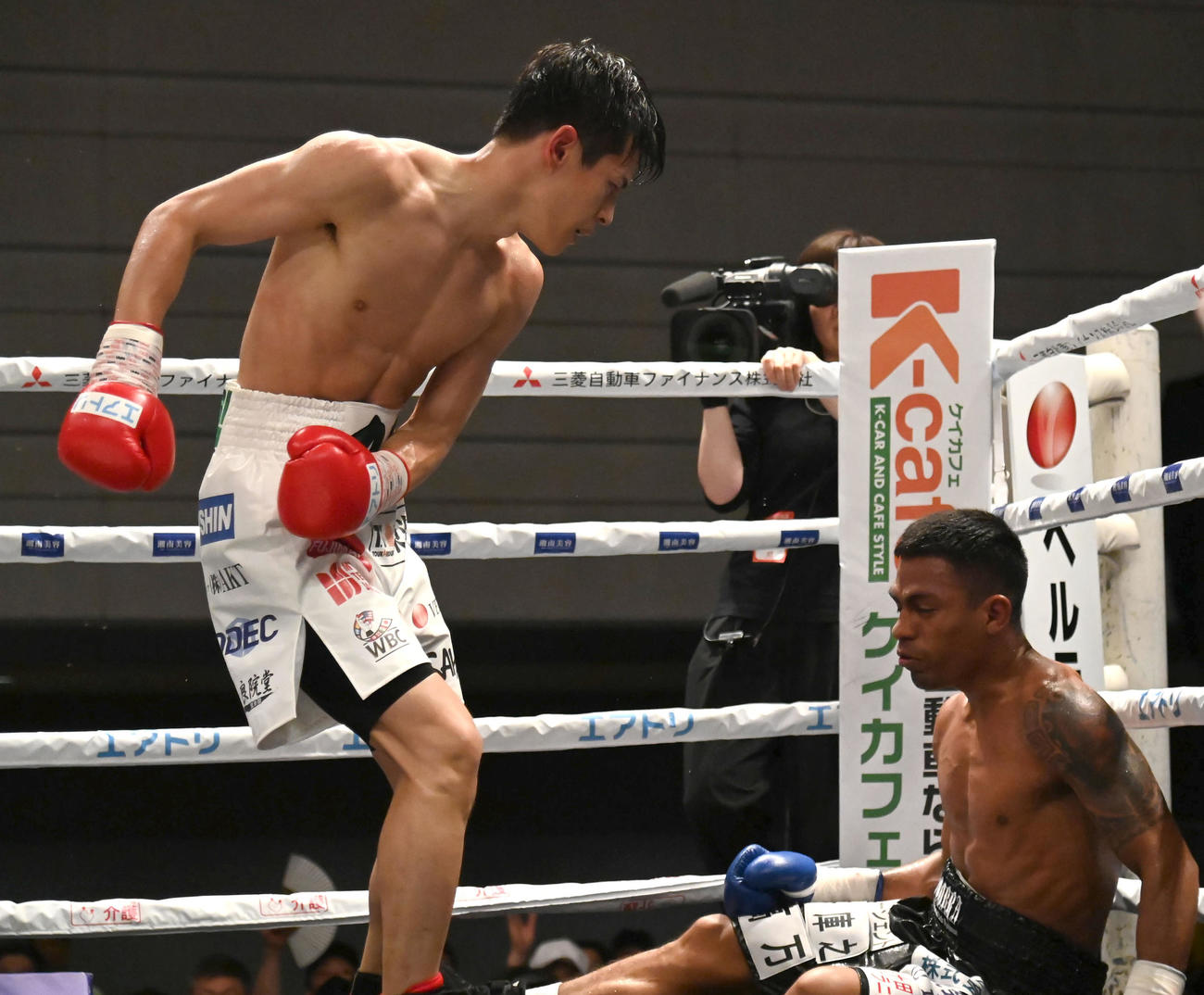 3回、リカルド・ヌニェス（右）からダウンを奪う力石政法（撮影・石井愛子）