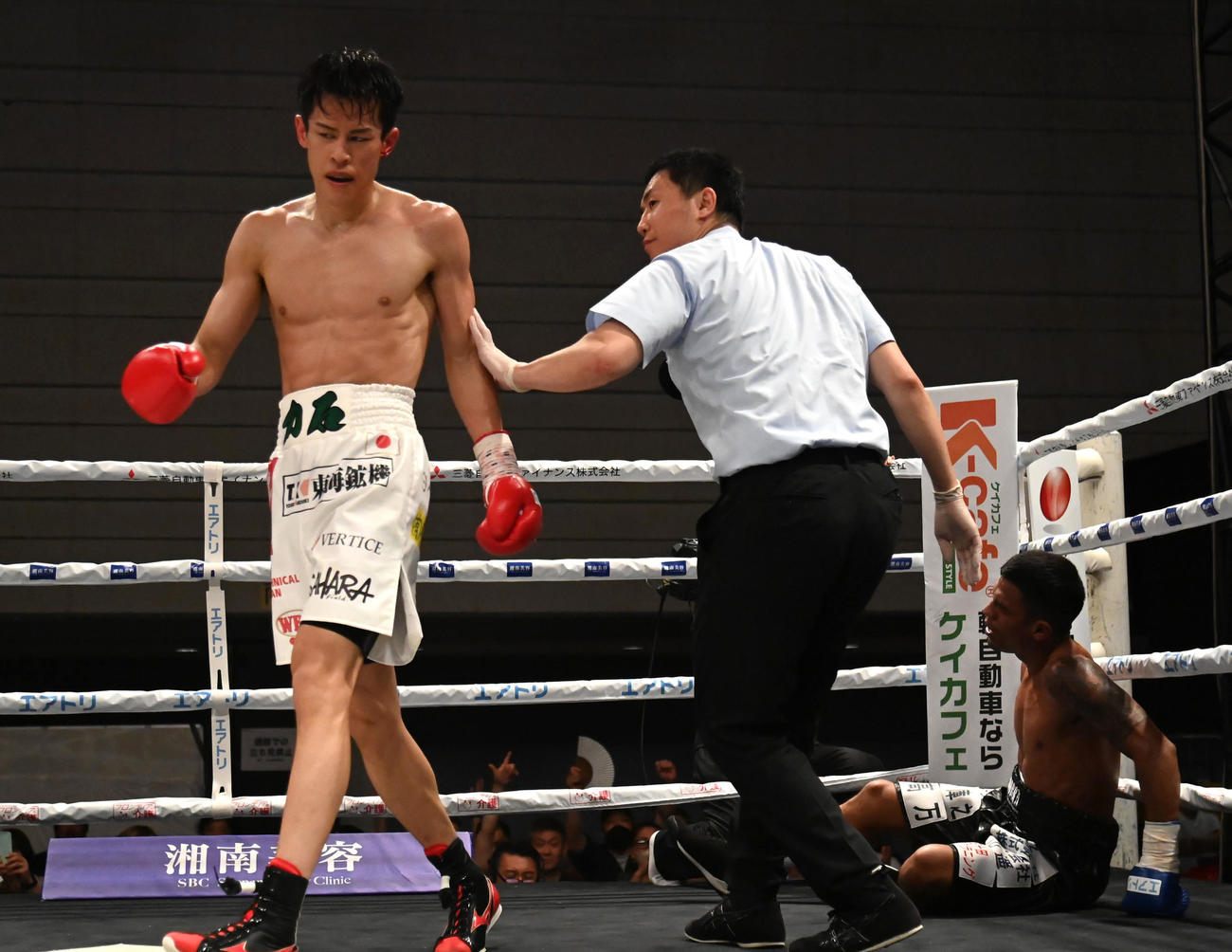3回、リカルド・ヌニェス（右）からダウンを奪う力石政法（撮影・石井愛子）