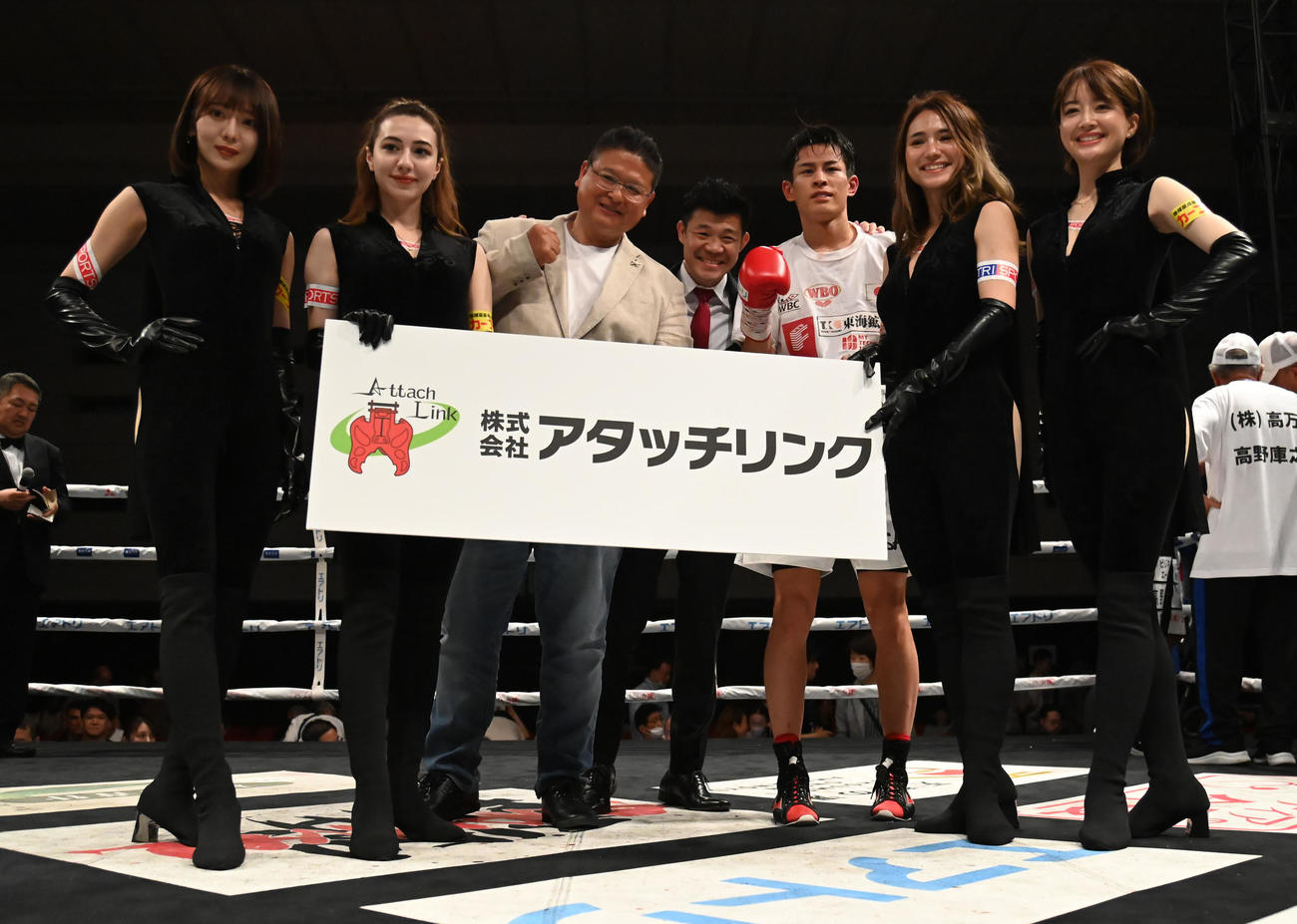 記念撮影をする亀田興毅ファウンダー（左から4人目）、力石政法（左から5人目）（撮影・石井愛子）
