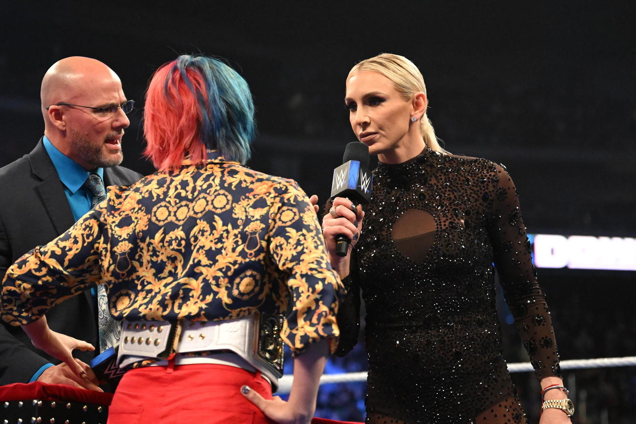 王者アスカ（中央）の前に姿をみせたシャーロット・フレアー（右端）。左端はWWEオフィシャルのアダム・ピアース（C）2023 WWE, Inc. All Rights Reserved.