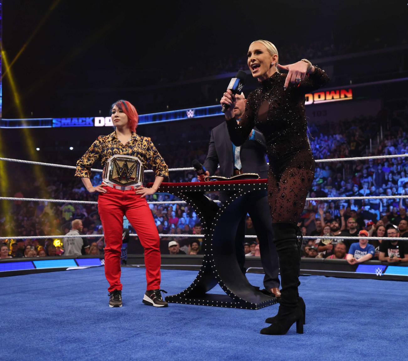 王者アスカ（左）に王座挑戦を表明したシャーロット・フレアー（C）2023 WWE, Inc. All Rights Reserved.