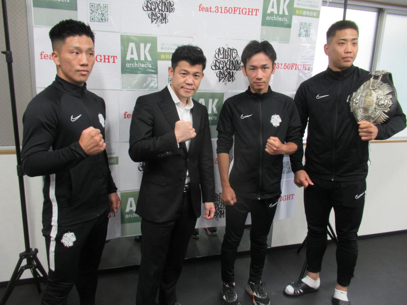 六島ジムで会見した亀田ファウンダー（左から2人目）と左から山崎、武市トレーナー、国本（撮影・実藤健一）