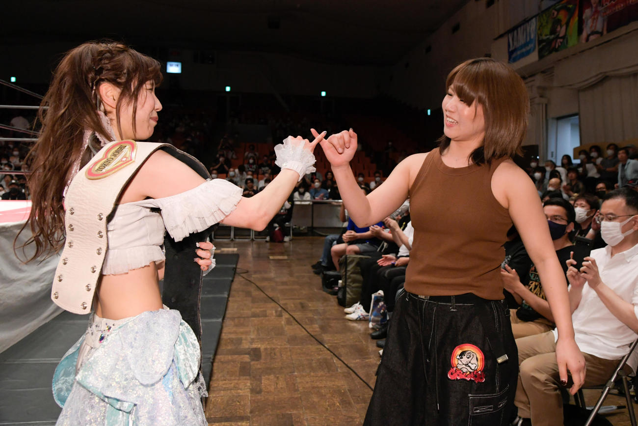 東京女子後楽園大会　試合後、坂崎と瑞希は“指切りげんまん”で約束を誓いあった（東京女子プロレス提供）