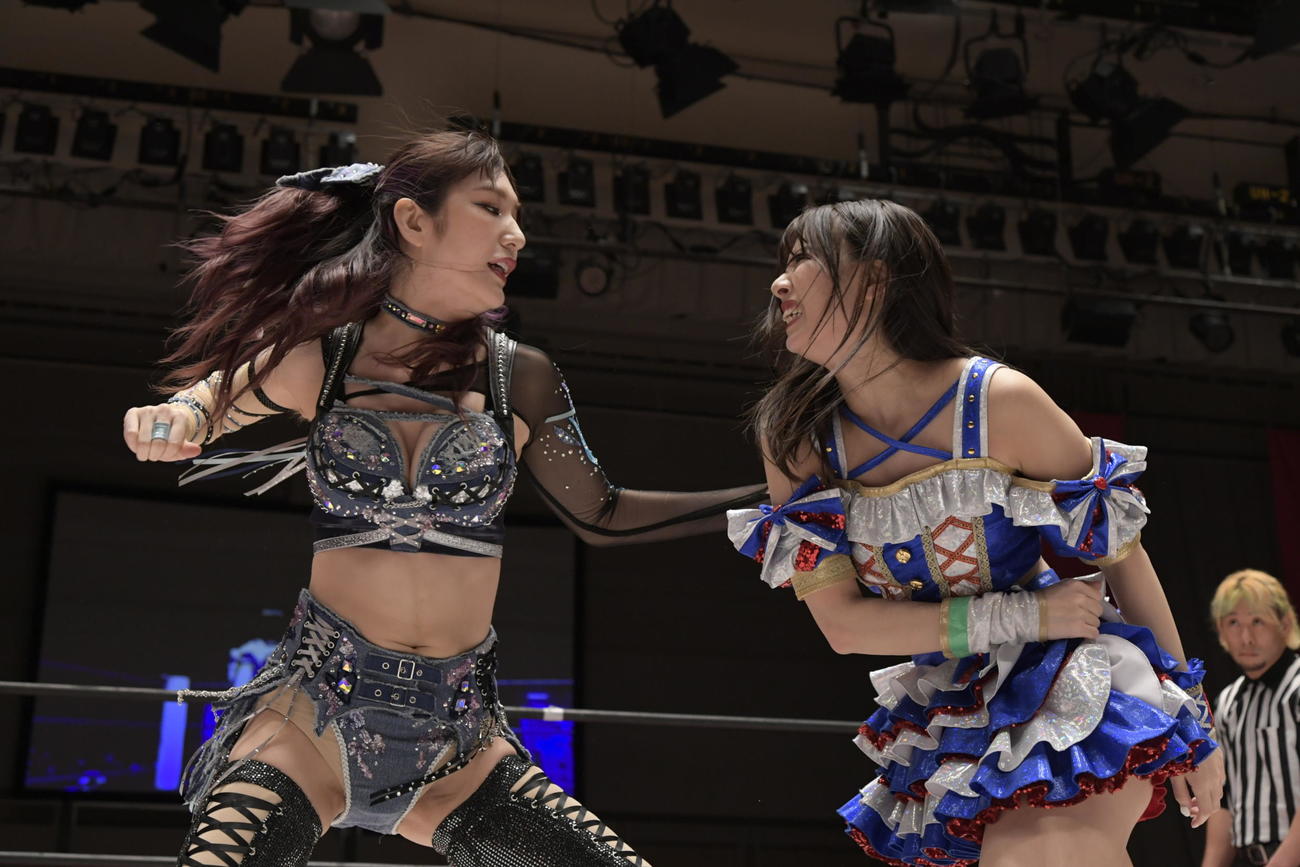 東京女子後楽園大会　上福ゆきと激しい攻防を展開した荒井優希（東京女子プロレス提供）