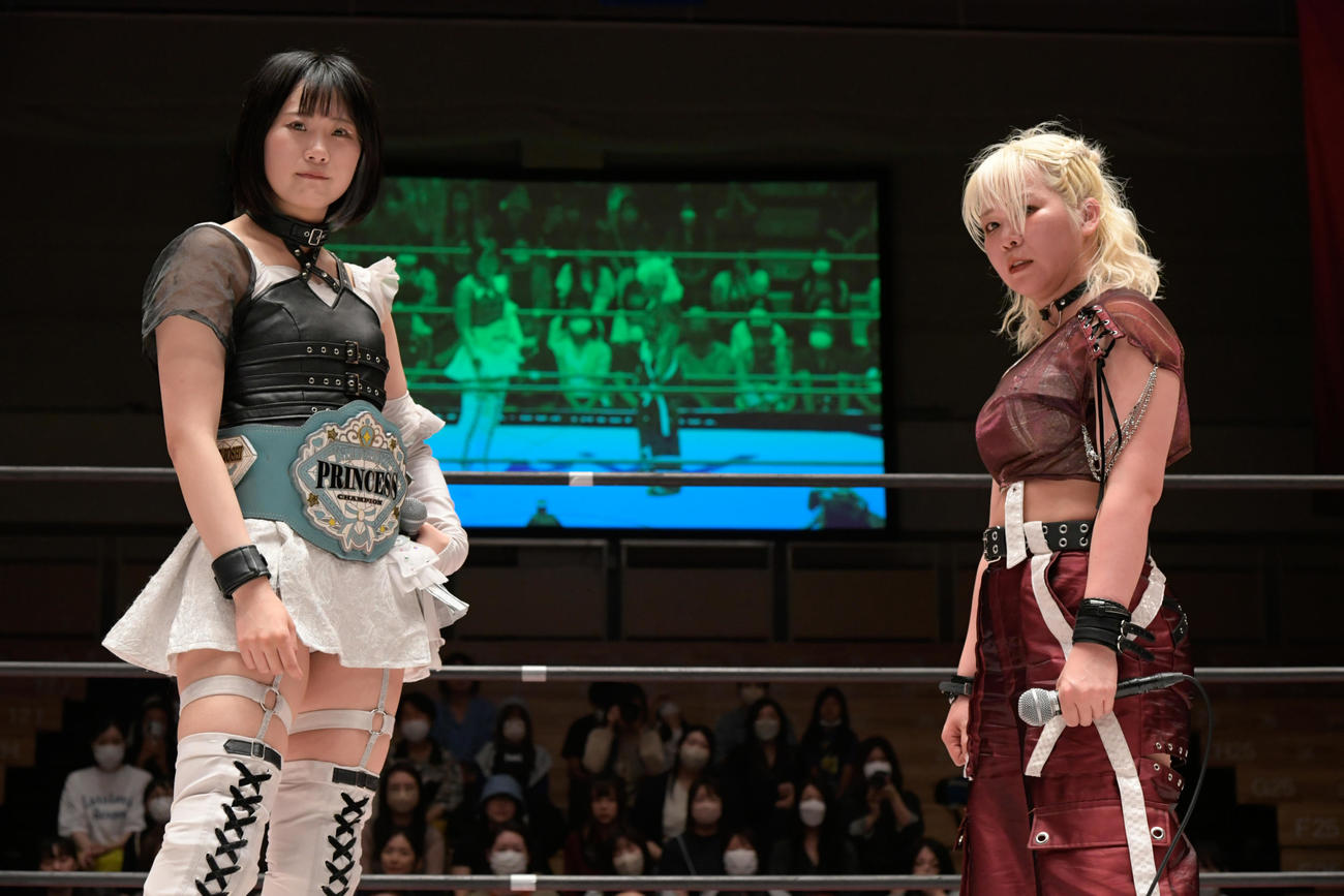 東京女子後楽園大会　インターナショナル・プリンセス王者・辰巳リカ（左）への挑戦が決まった愛野ユキ（東京女子プロレス提供）
