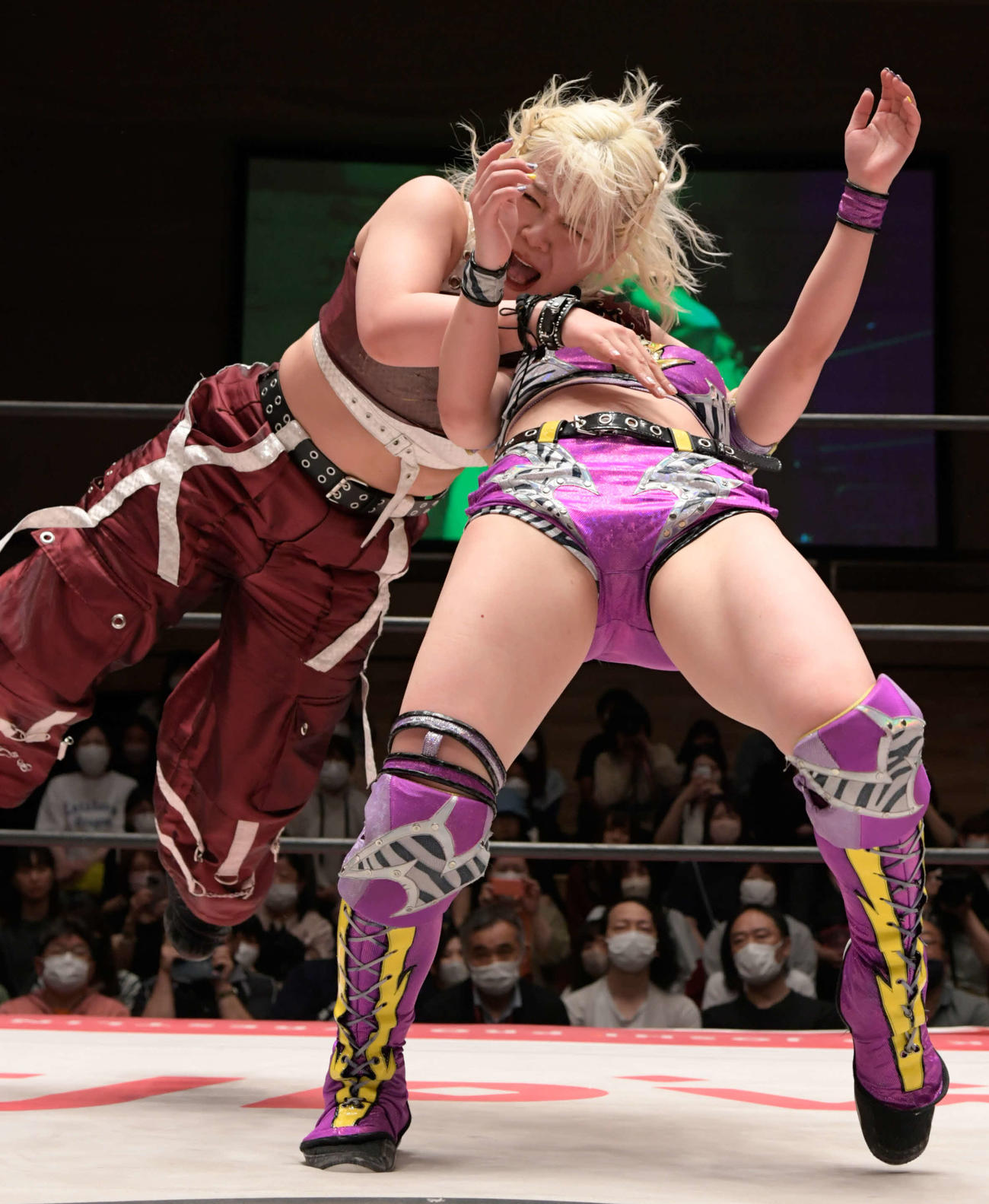 東京女子後楽園大会　ヴィーナスDDTで勝利を決めた愛野ユキ（左）（東京女子プロレス提供）