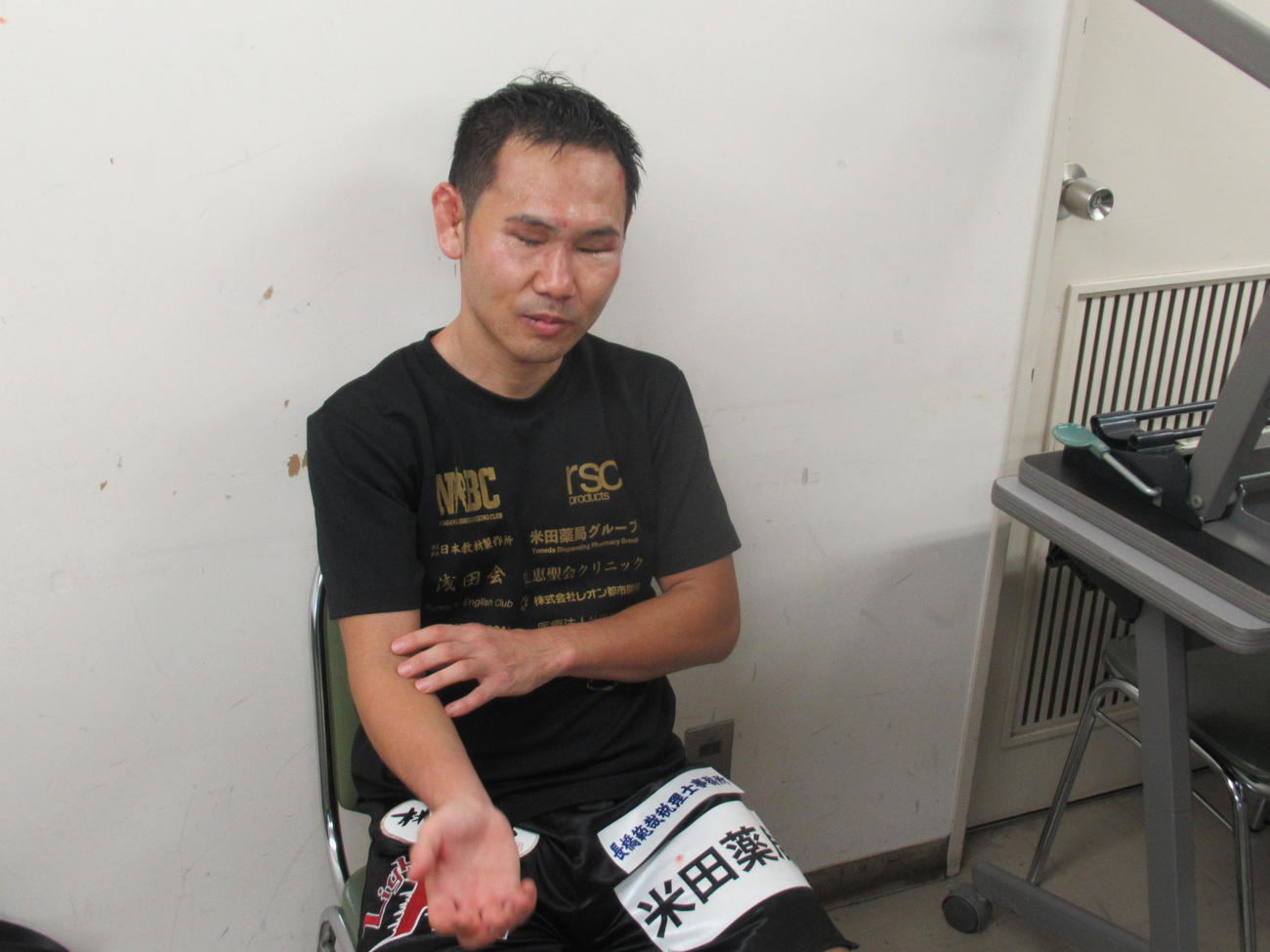 2年1カ月ぶりの再起戦を判定で制した元世界王者の高山は練習で痛めた右腕を指し示す（撮影・実藤健一）