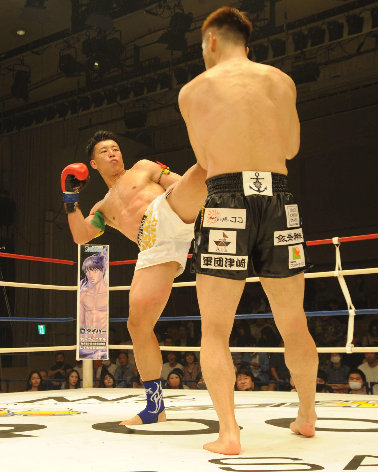 キックボクシング「KNOCK OUT 2023 vol.2」で闘う現役医師のキックボクサー、MASATO BRAVELY（左）と津崎善郎（撮影・松尾幸之介）