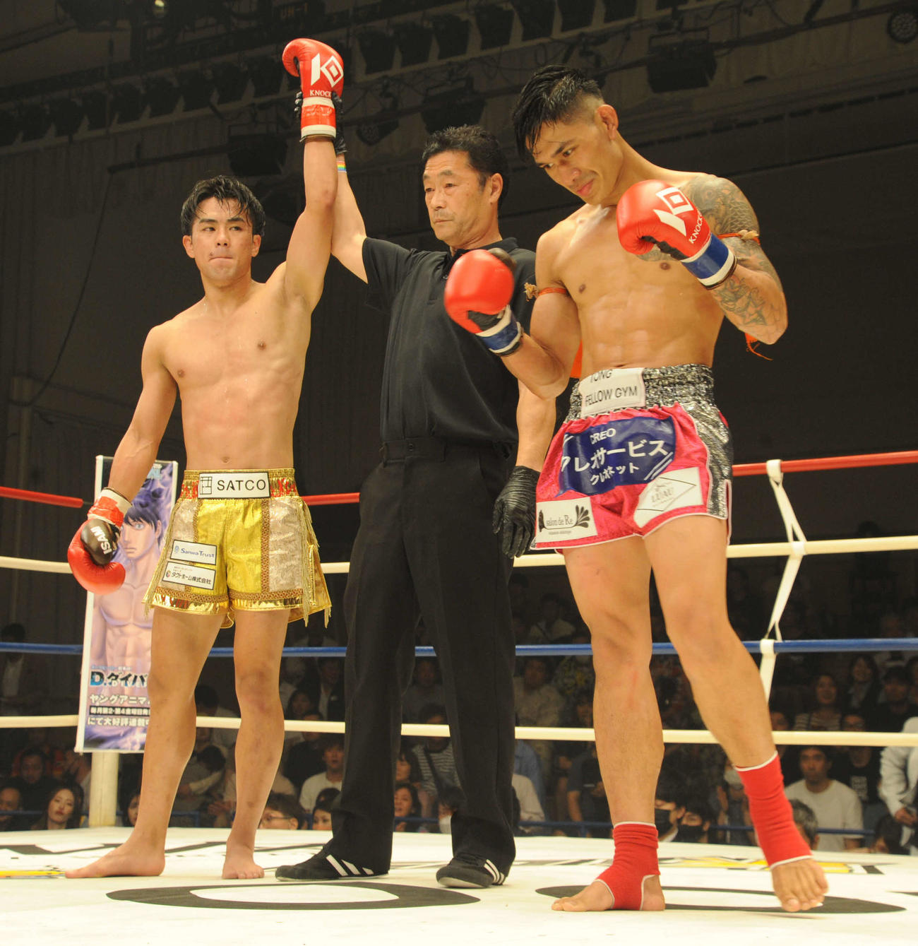 キックボクシング「KNOCK OUT 2023 vol.2」でトンミーチャイ・FELLOW GYM（右端）に勝利した小笠原瑛作（左端）（撮影・松尾幸之介）