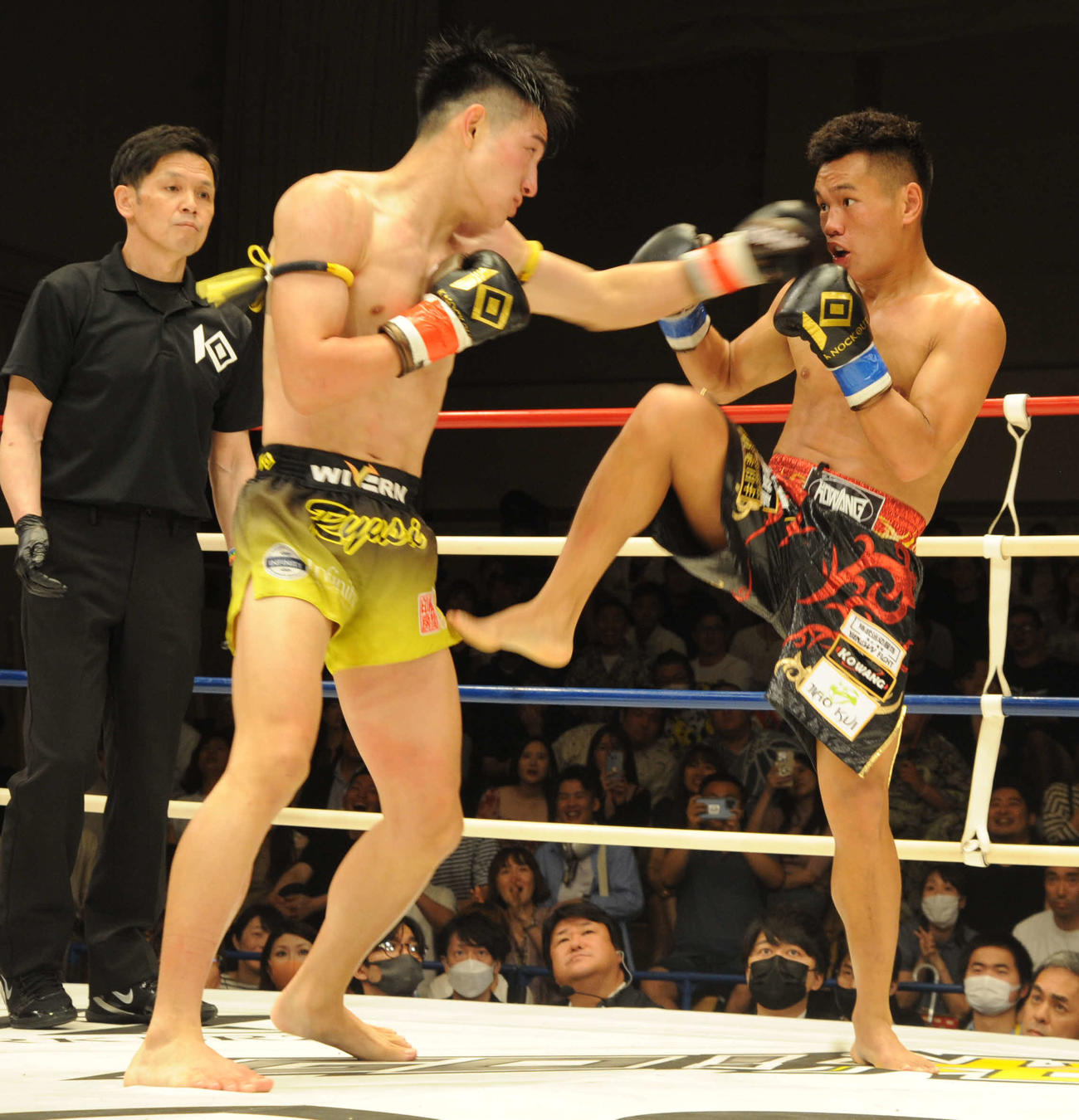 キックボクシング「KNOCK OUT 2023 vol.2」で闘う龍聖（左から2人目）とチュームーシーフー（右端）（撮影・松尾幸之介）