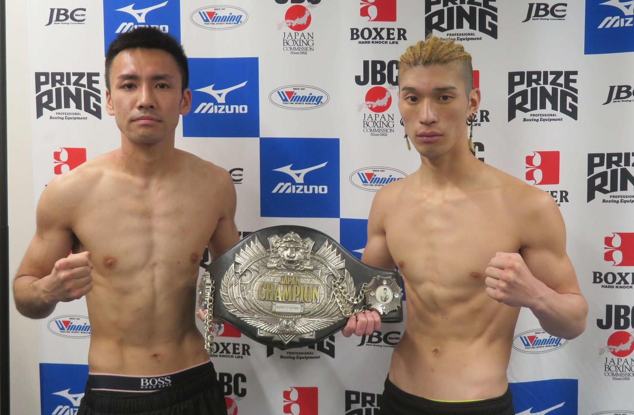 日本スーパーフライ級王座決定戦に向けて計量パスした同級1位川浦龍生（左）と同級2位高山涼深