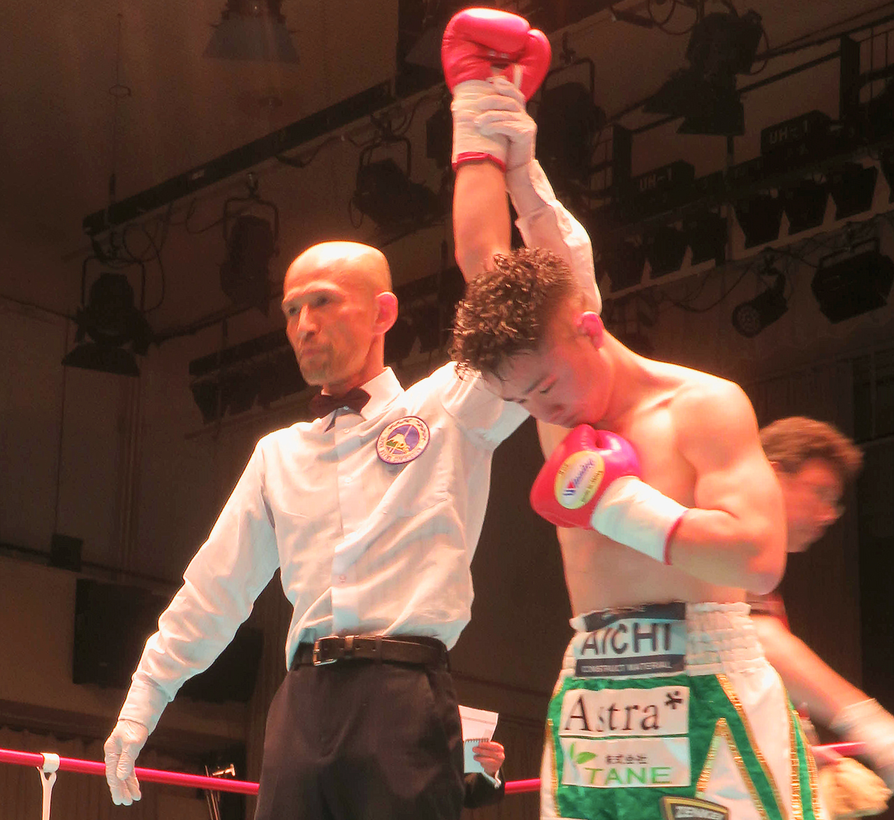 5回KO勝ちで再起リングを飾り、勝利をかみしめる元日本ミニマム級王者石沢開（右）