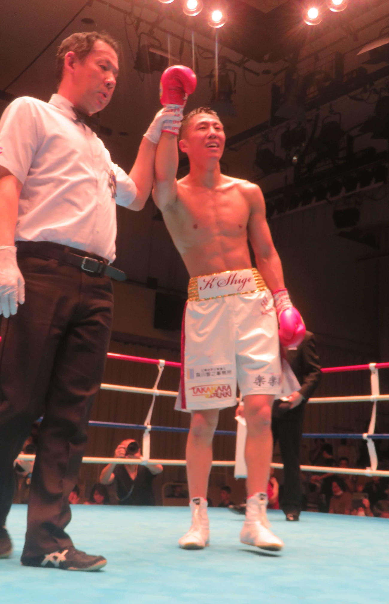 日本ランカー中川兼玄を下し、勝ち名乗りを受けた神足茂利（右）