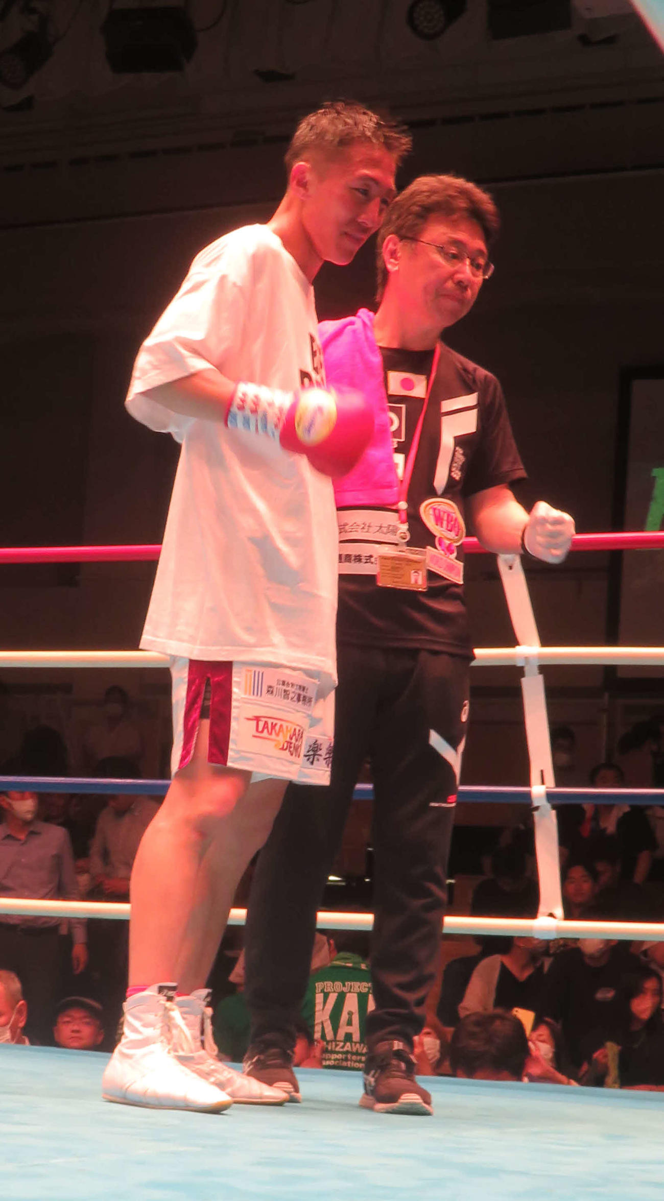メインを勝利で締めくくり、所属ジムの村野健会長（右）と写真撮影に応じた神足茂利