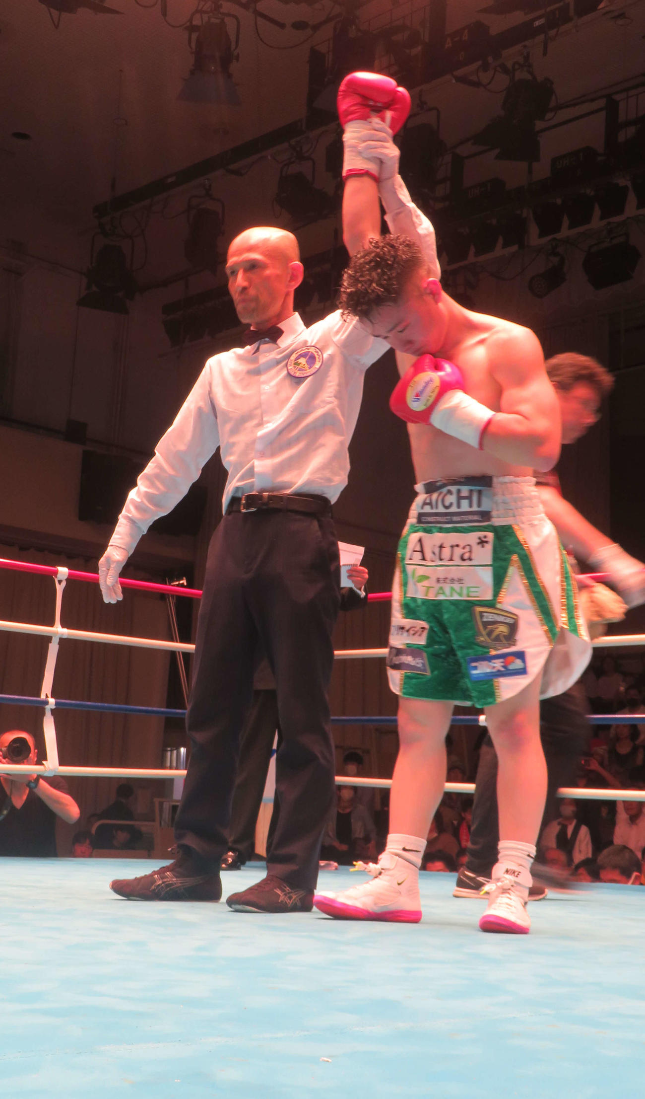 5回KO勝ちで再起リングを飾り、勝利をかみしめる元日本ミニマム級王者石沢開（右）