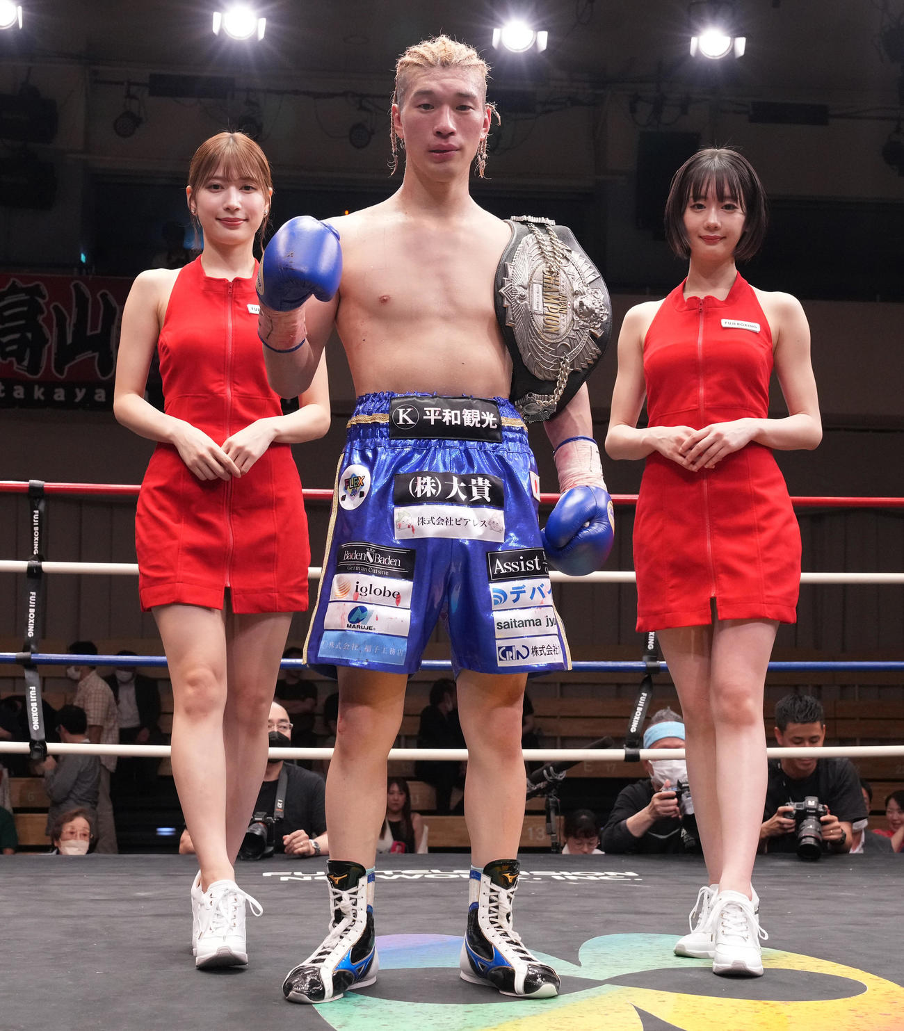 川浦対高山　4回TKO勝ちした高山。左は雪平莉左、右は新唯（撮影・鈴木みどり）
