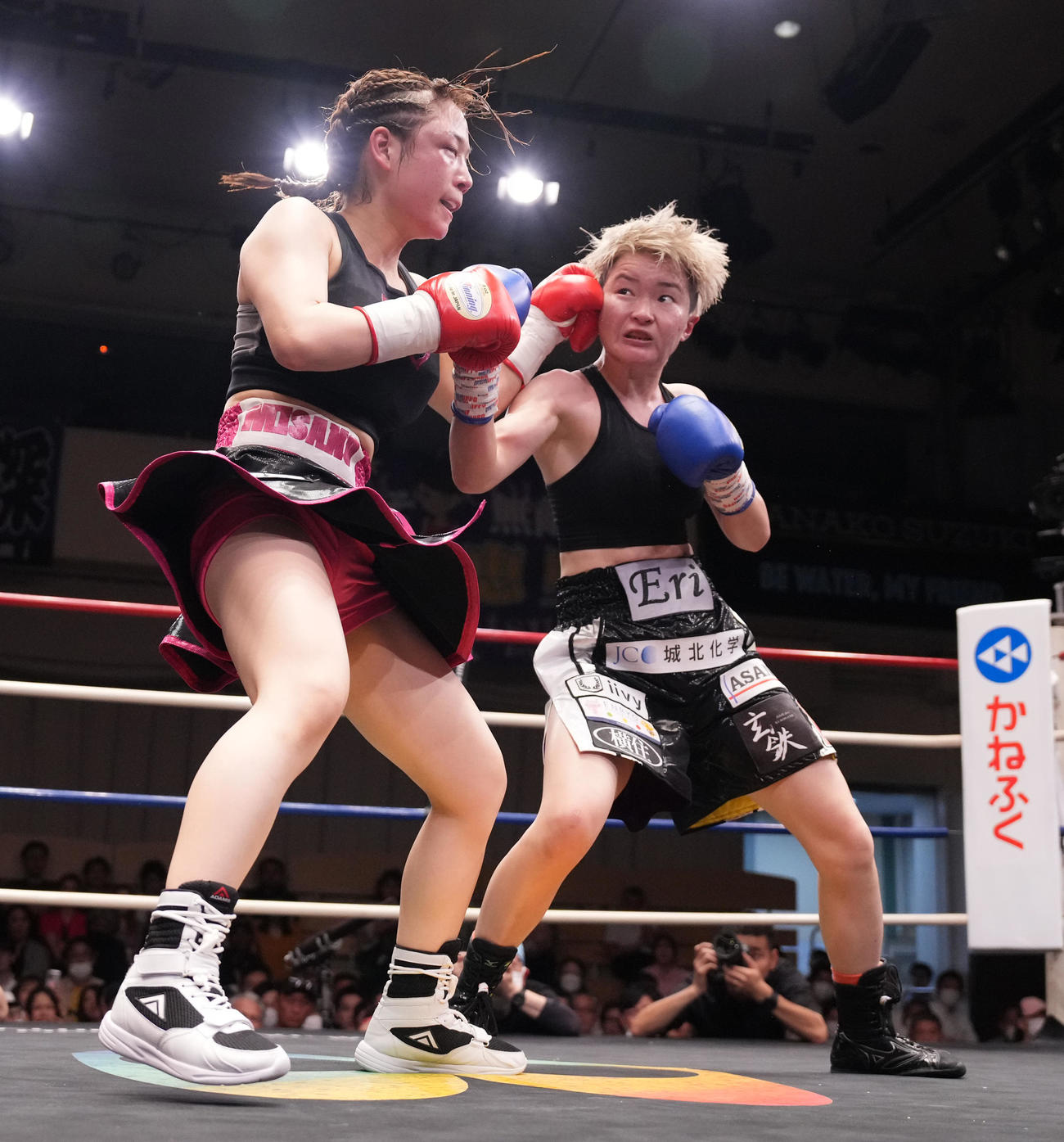 鈴木対松田　8回、打ち合う鈴木（左）と松田（撮影・鈴木みどり）