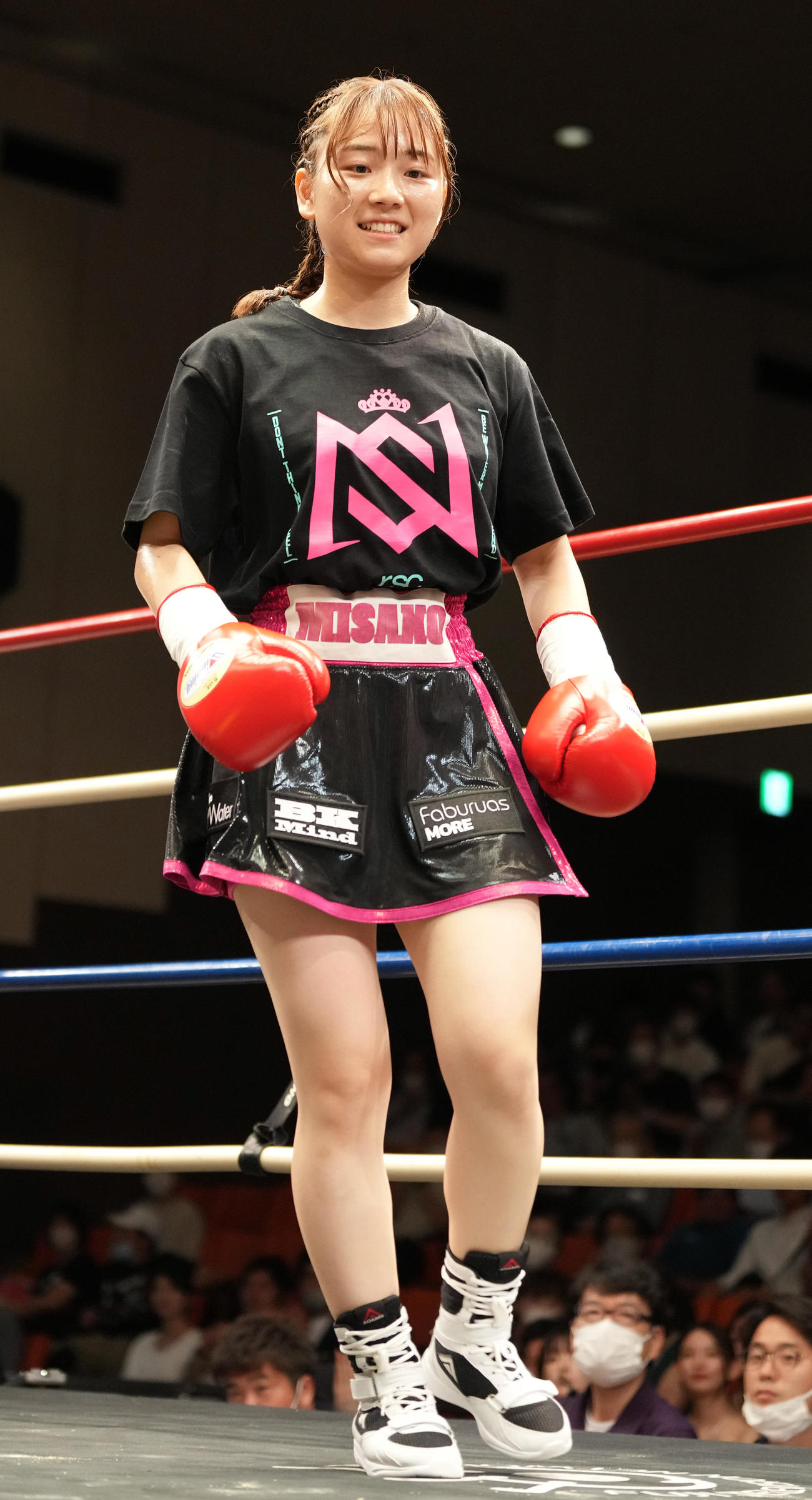 鈴木対松田　リングインする鈴木（撮影・鈴木みどり）