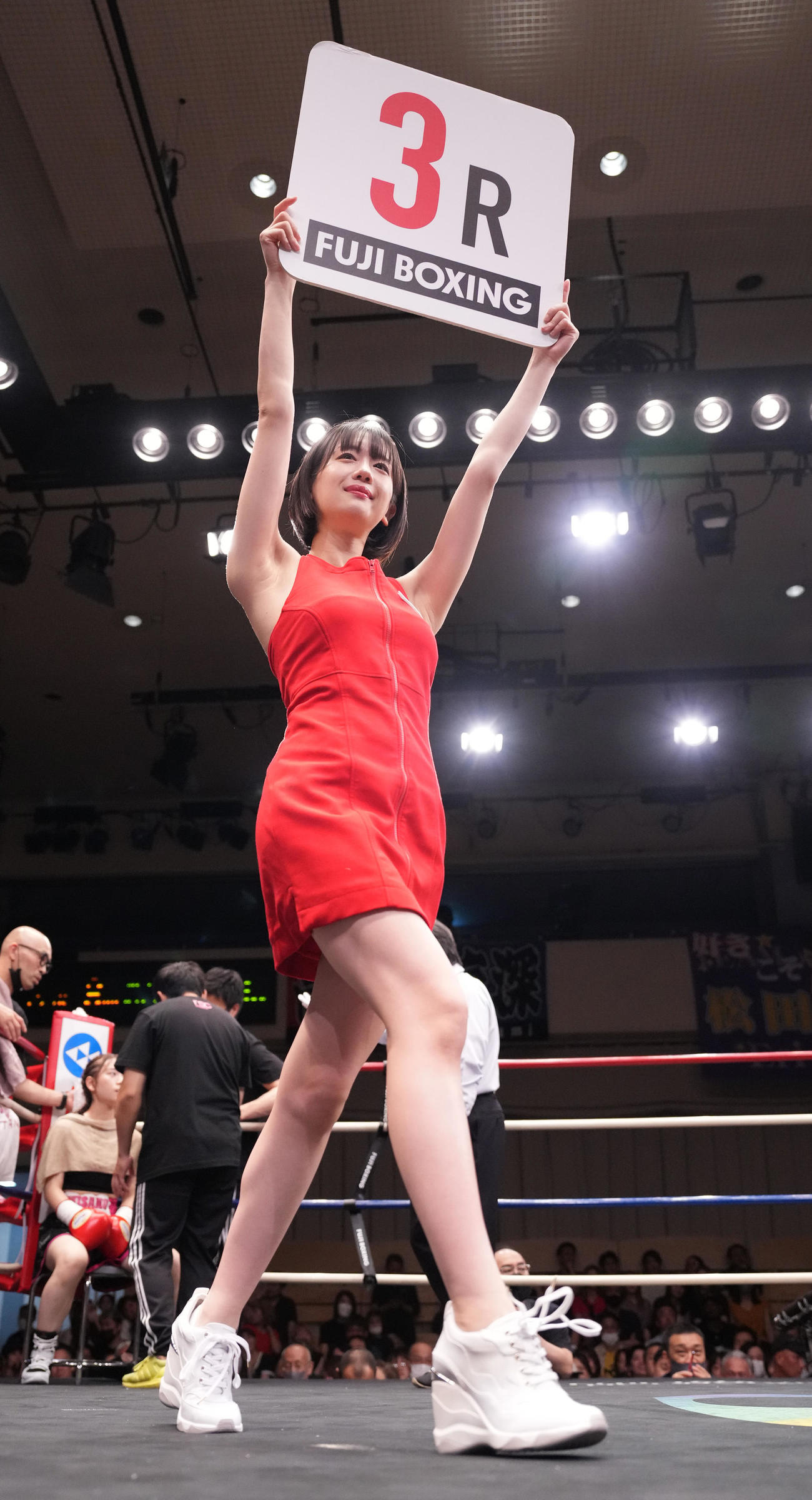 ラウンドガールを務める新唯（撮影・鈴木みどり）