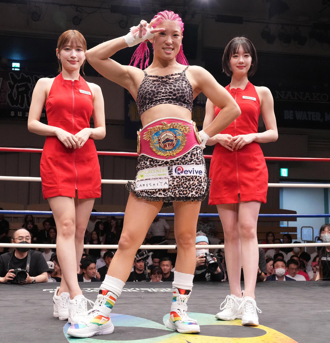 モートンに1回TKO勝ちし、笑顔でポーズを決める昼田。左は雪平莉左、右は新唯（撮影・鈴木みどり）