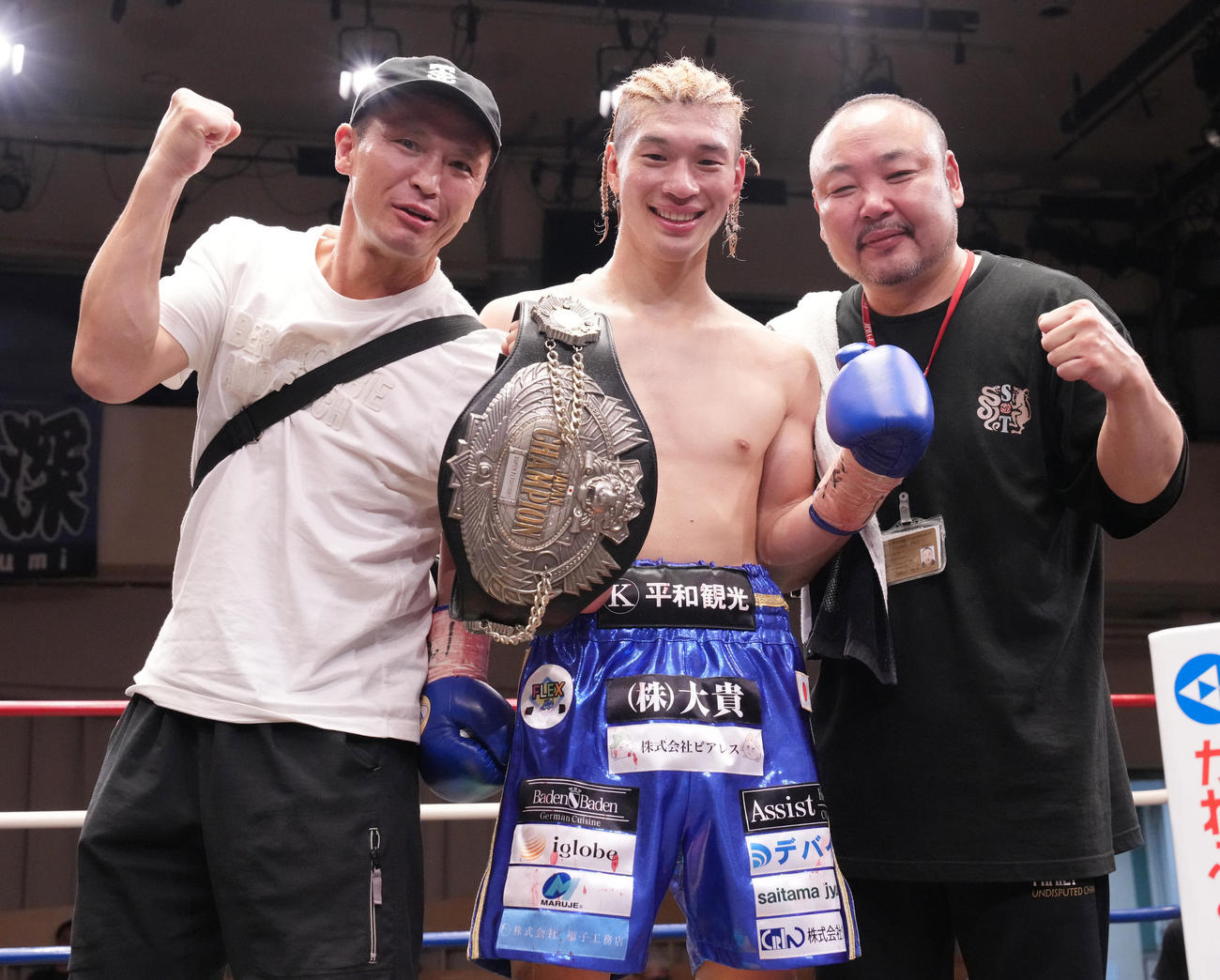 川浦に4回TKO勝ちし、伯父の渡辺雄二氏（左）と記念撮影する高山（中央）（撮影・鈴木みどり）