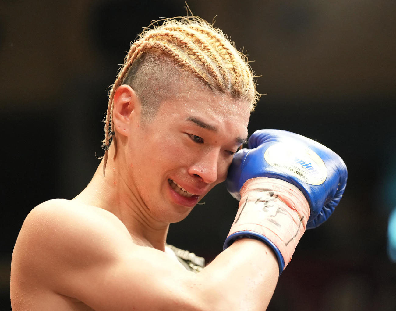 川浦に4回TKO勝ちし、インタビューで涙を拭う高山（撮影・鈴木みどり）