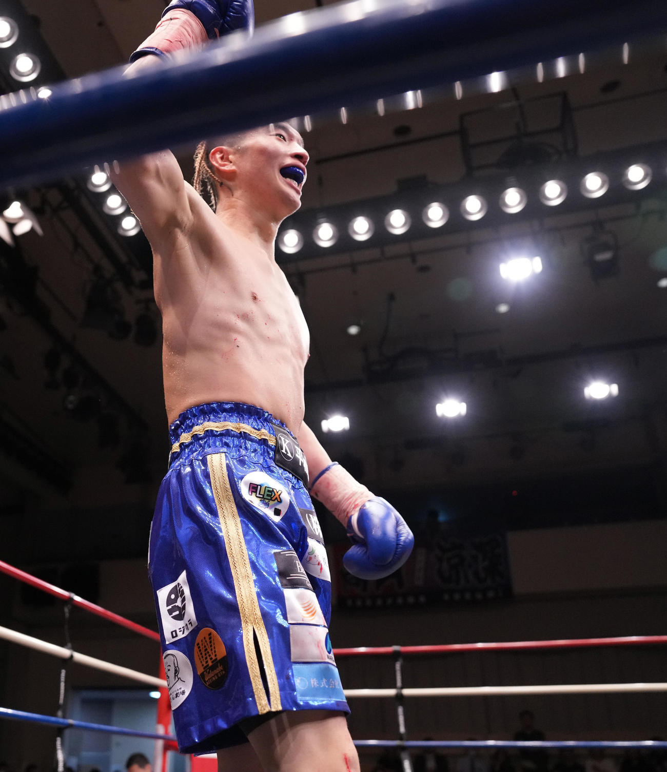 川浦対高山　4回TKO勝ちし、ガッツポーズする高山（撮影・鈴木みどり）