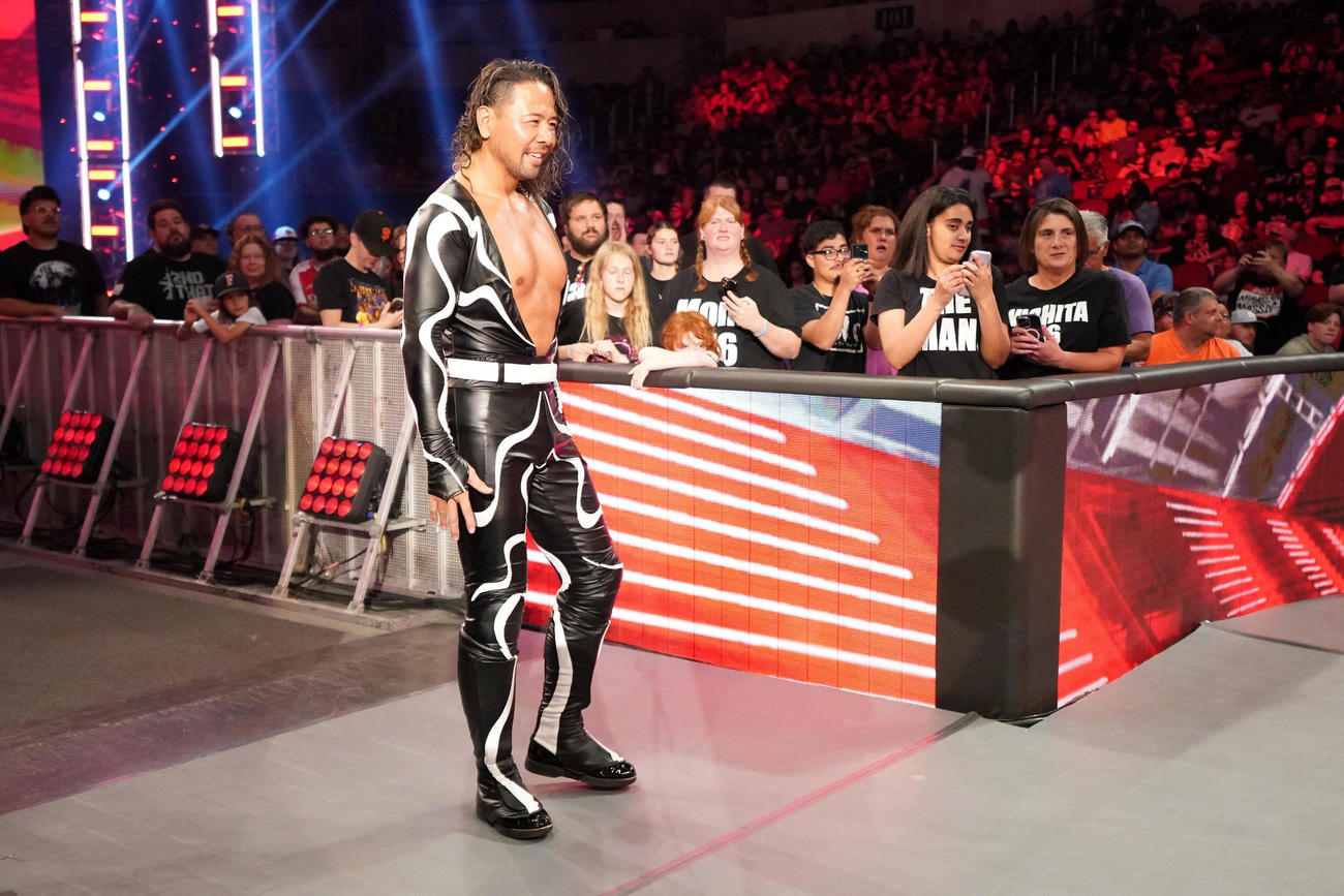 リコシェ－ブロンソン・リード戦を解説席から視察した中邑真輔（C）2023 WWE, Inc. All Rights Reserved.