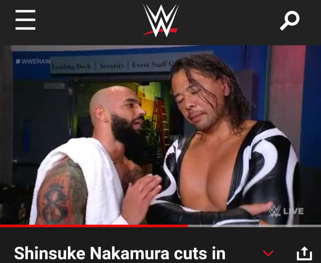 バックステージでリコシェ（左）からブロンソン・リード戦を譲るように頼まれた中邑真輔（WWE公式サイトから）