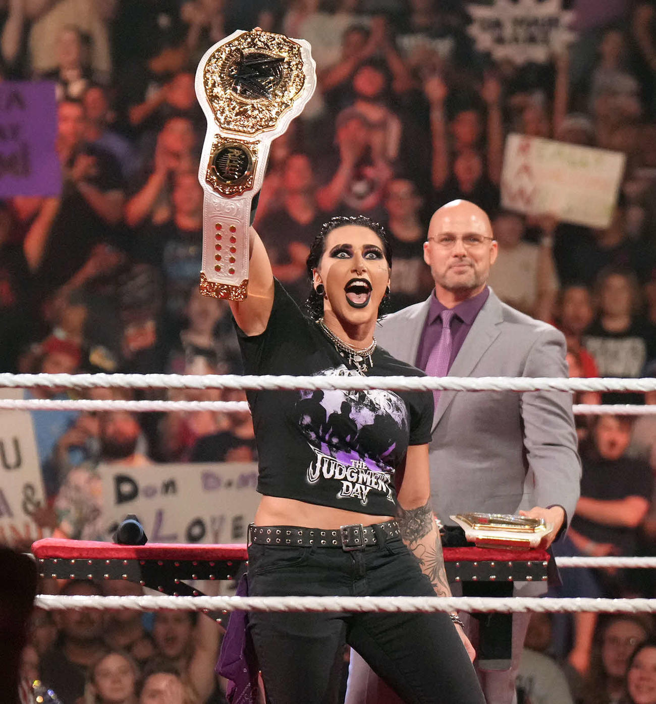 WWEオフィシャルのアダム・ピアース（後方）から贈呈された新たなWWE女子世界王座ベルトを掲げた王者リア・リプリー（C）2023 WWE, Inc. All Rights Reserved.
