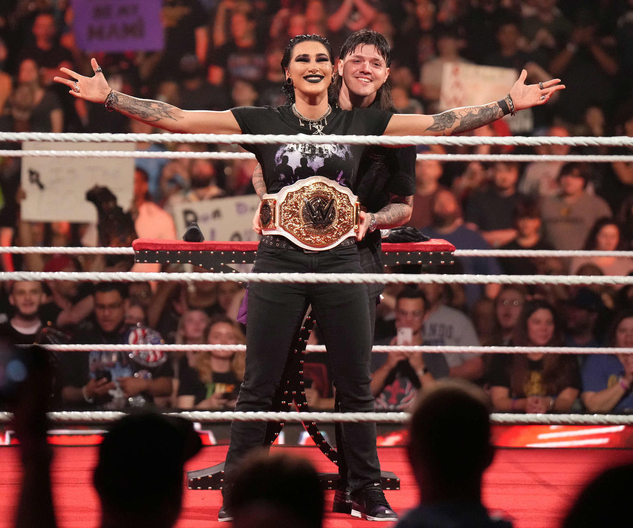 新たなWWE女子世界王座ベルトを巻き、喜ぶ王者リア・リプリー（手前）とドミニク・ミステリオ（C）2023 WWE, Inc. All Rights Reserved.