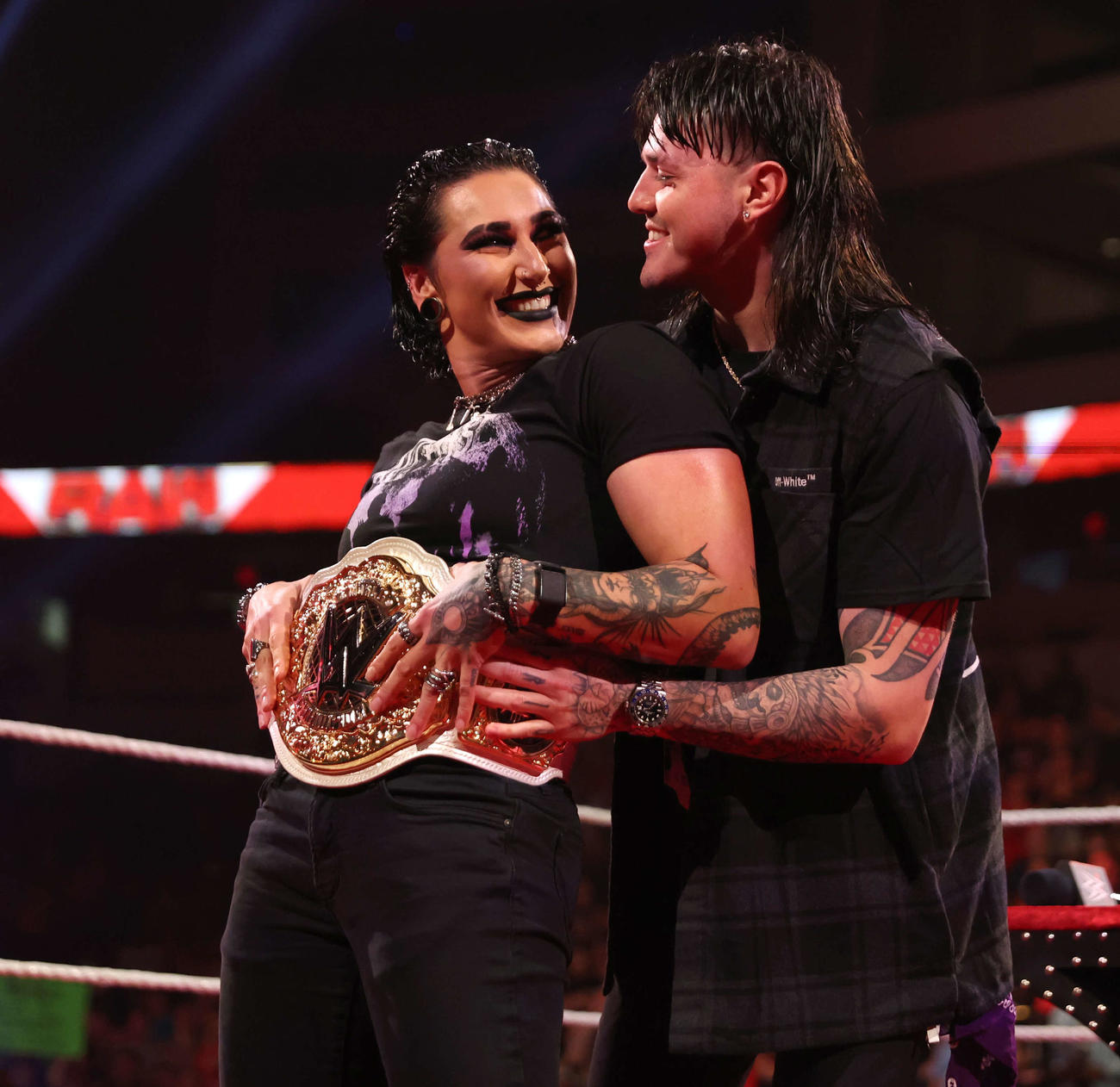 同じユニットに在籍するドミニク・ミステリオ（右）に新設のWWE女子世界王座ベルトを巻いてもらう王者リア・リプリー（C）2023 WWE, Inc. All Rights Reserved.