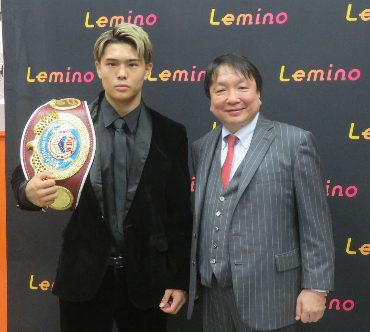 大橋ジムの大橋秀行会長（右）が主催し、映像配信のLeminoが配信する「Lemino BOXING」のサポート選手となった佐々木尽