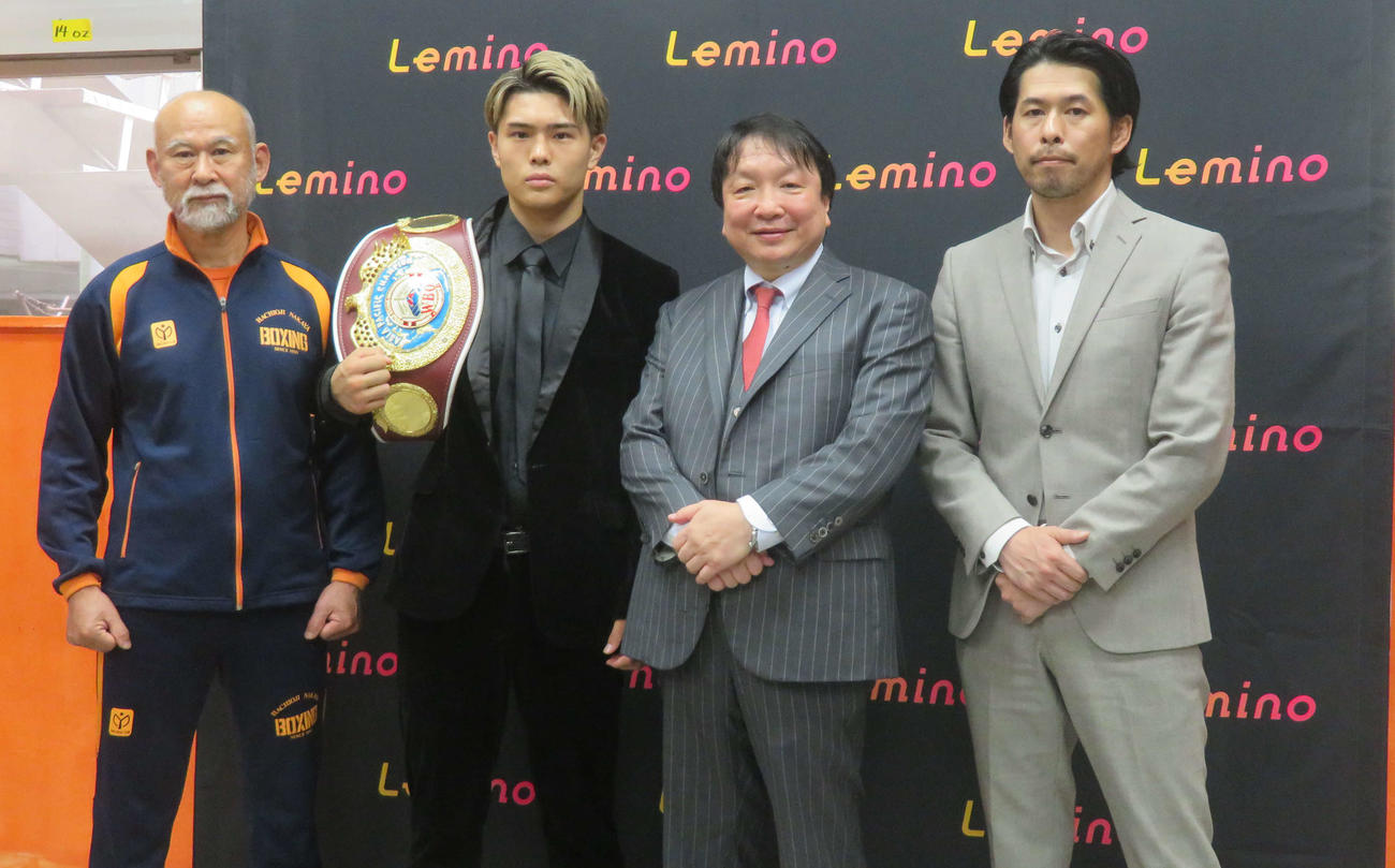 「Lemino BOXING」のサポート選手に指定された佐々木尽（左から2番目）。会見には中屋広隆マネジャー（左端）、大橋ジム大橋秀行会長（同3番目）、中屋一生会長が同席