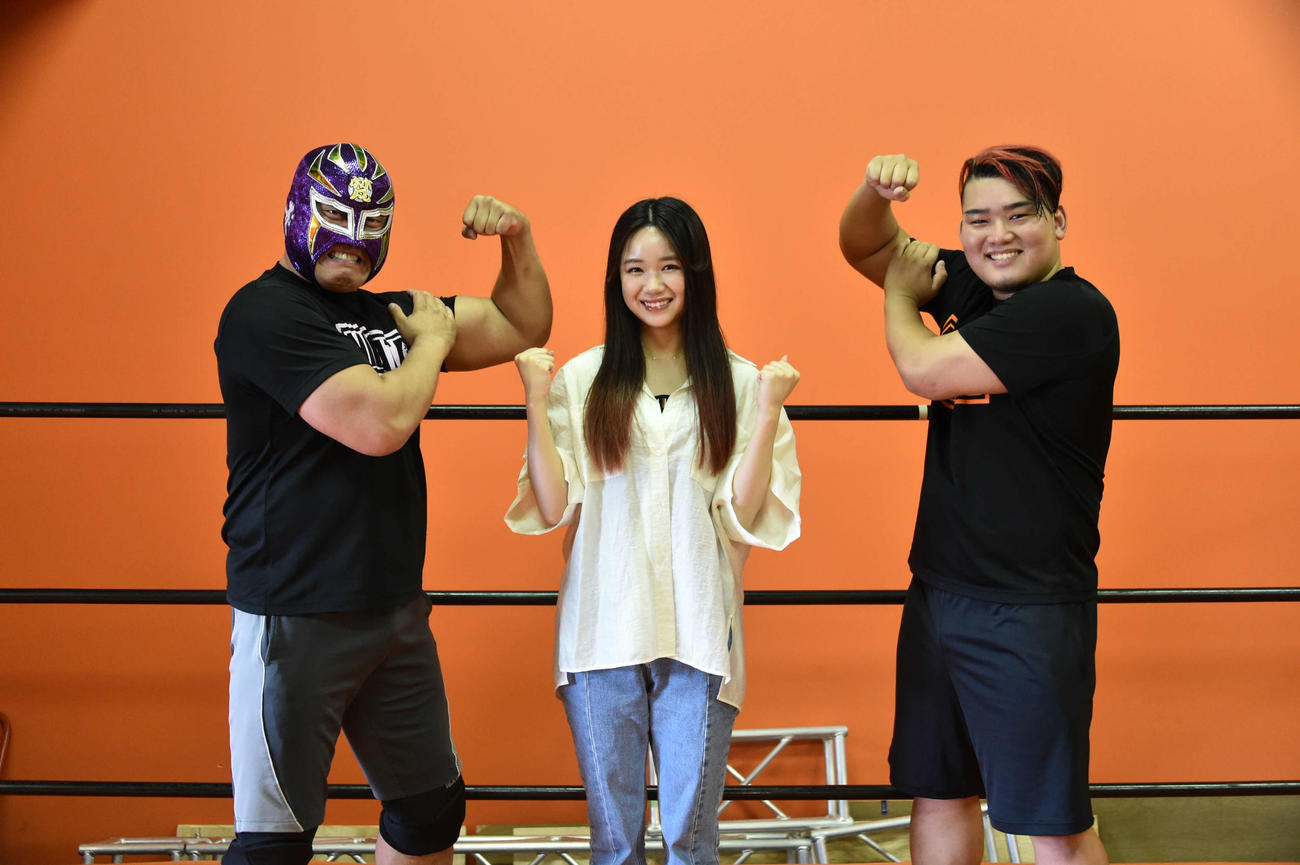 鈴木選手（右）とベテランのビッグ・THE・良寛選手と一緒に。やっぱりプロレスラーは大きいです！