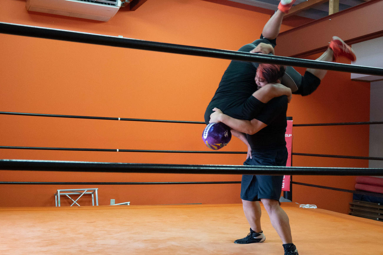 【真下の1枚】練習で技をかける瞬間の鈴木選手。この迫力！　さすがにプロレス以外では撮ることができない気がします…！（撮影・真下華穂、6月7日、新潟プロレス道場）