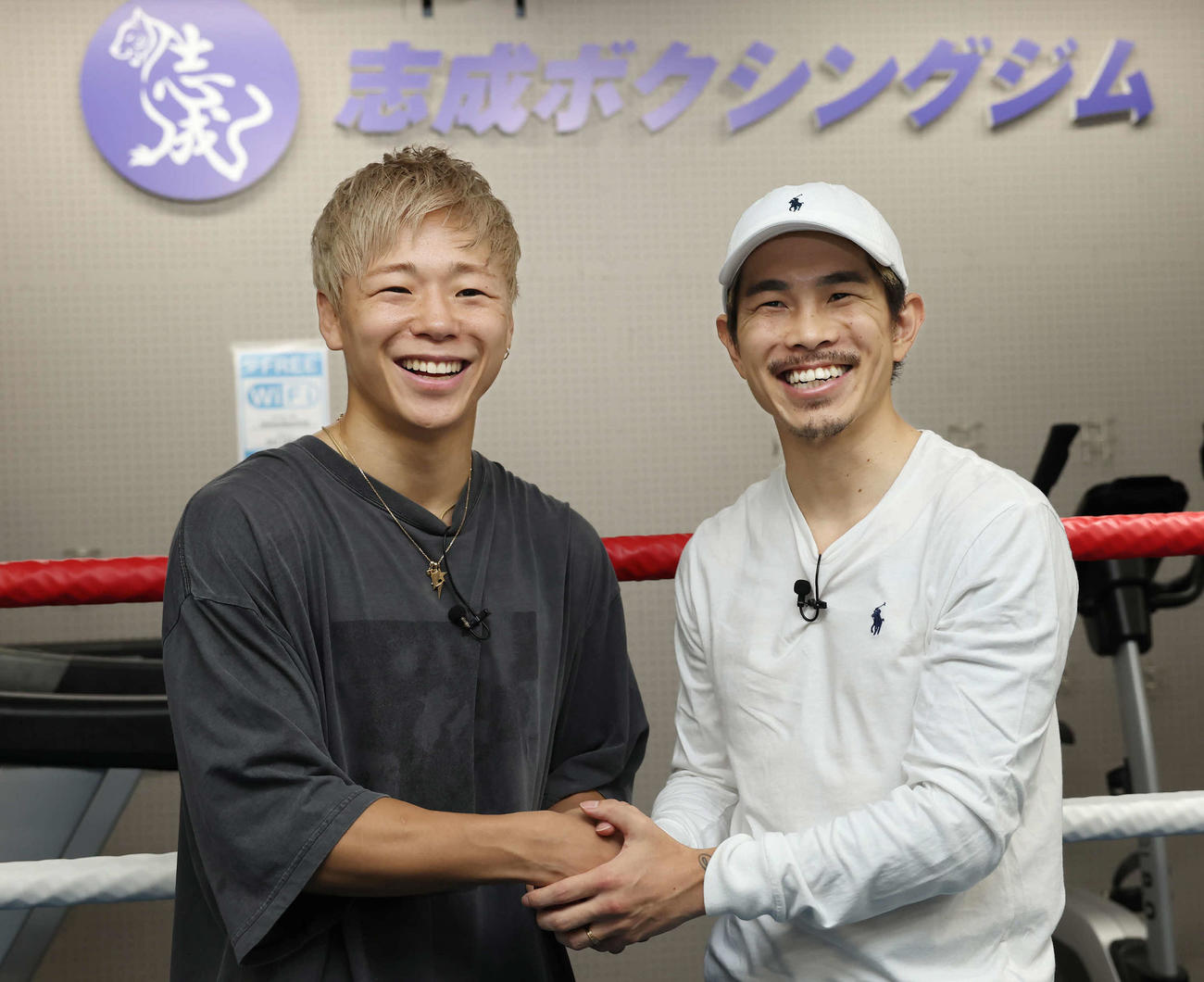 対談を終えて握手する武尊（左）と井岡一翔（撮影・丹羽敏通）