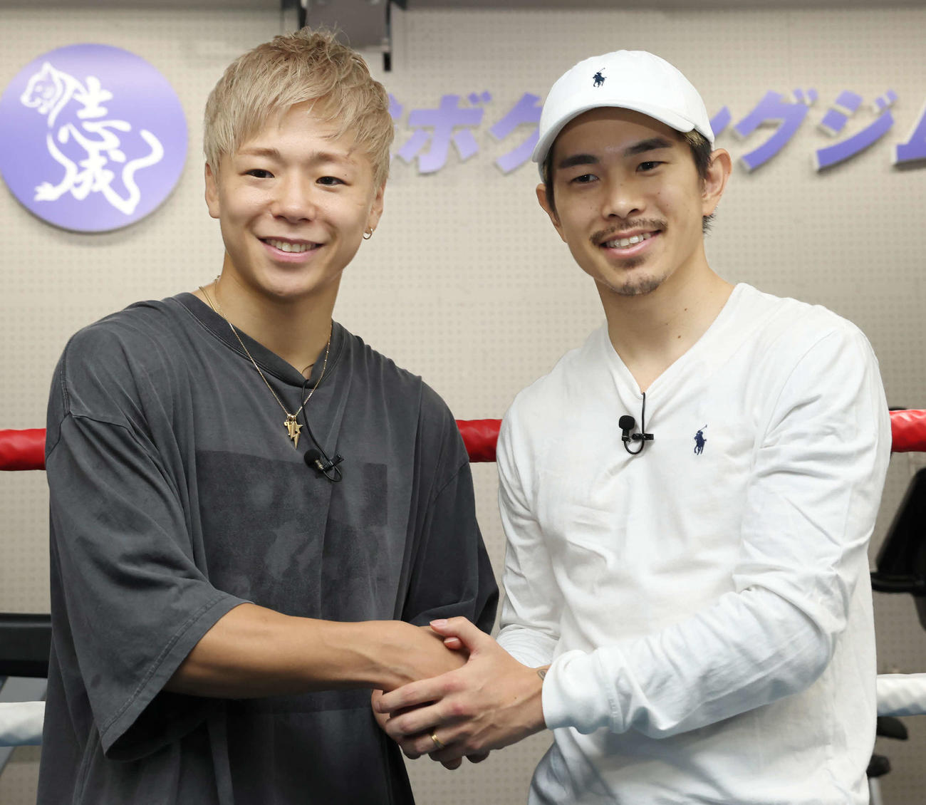 対談を終えて握手する武尊（左）と井岡一翔（撮影・丹羽敏通）