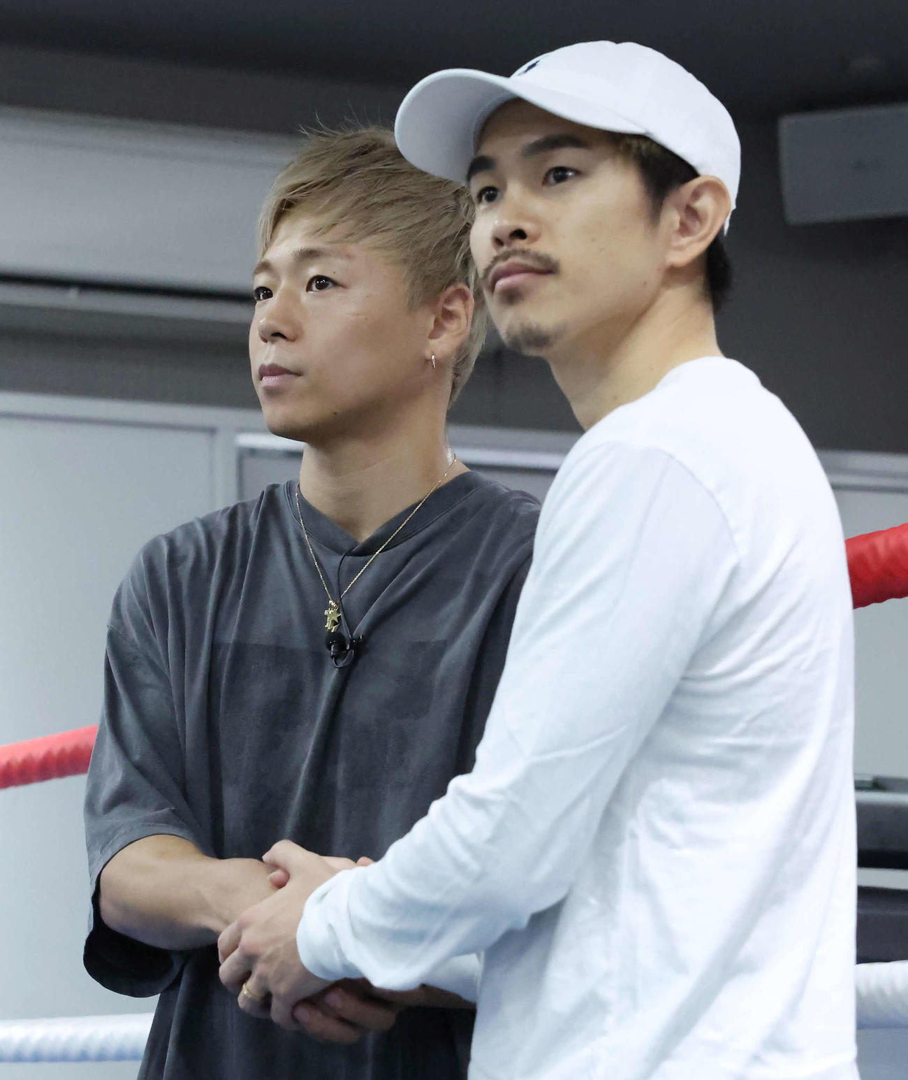 対談を終えて握手する武尊（左）と井岡一翔（撮影・丹羽敏通）