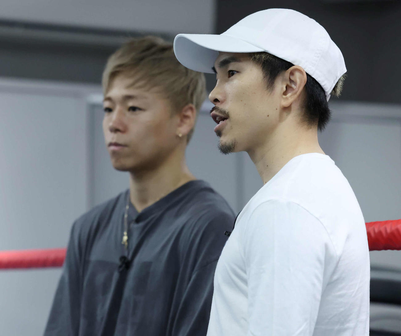 武尊（奥）と対談する井岡一翔（撮影・丹羽敏通）