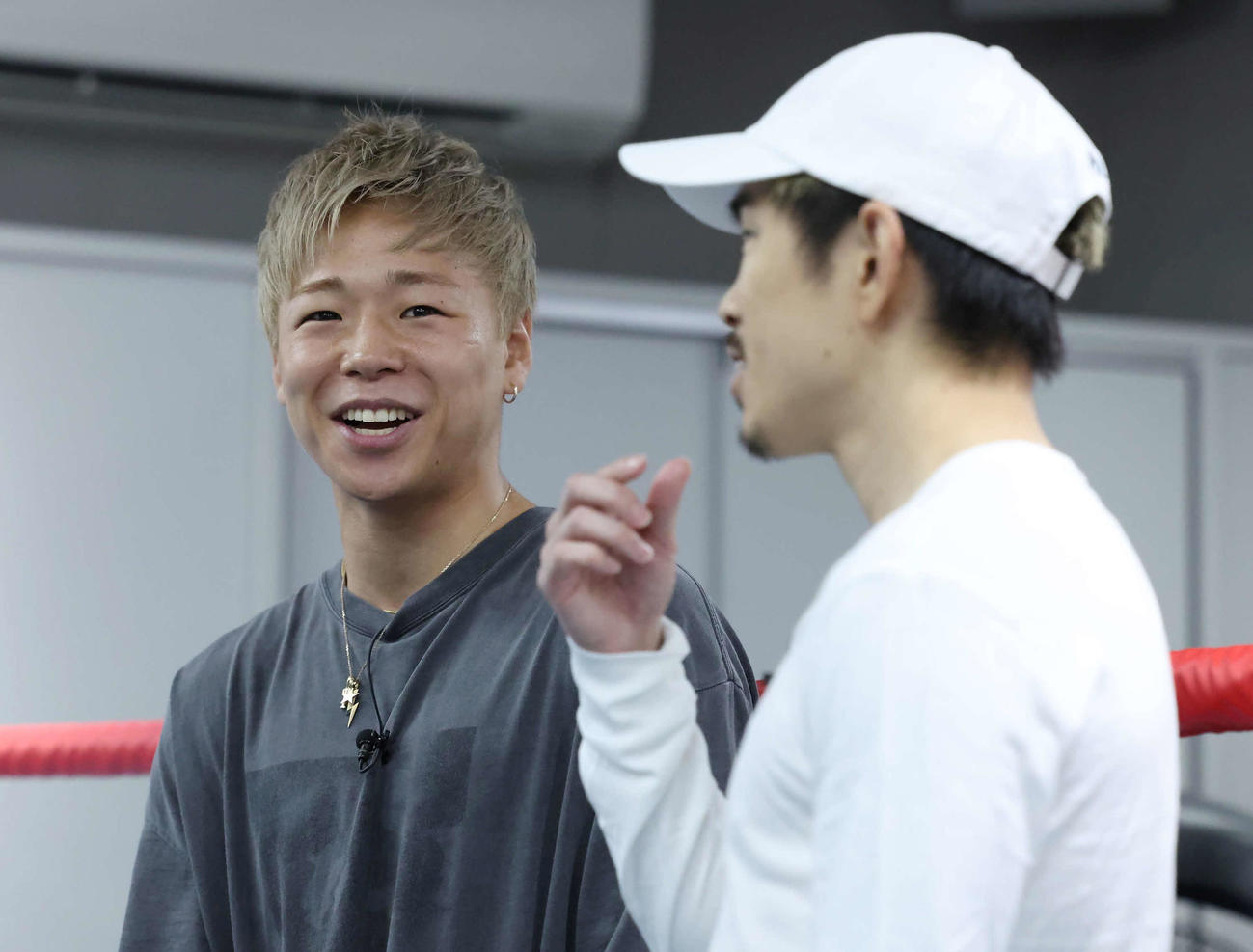 井岡一翔（手前）との対談で初対面でのエピソードを明かす武尊（撮影・丹羽敏通）