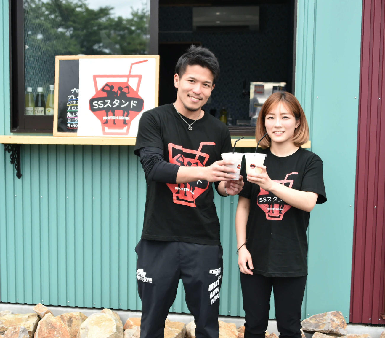 プロテインドリンクを扱う店をオープンする本多（左）とちびさいKYOKA