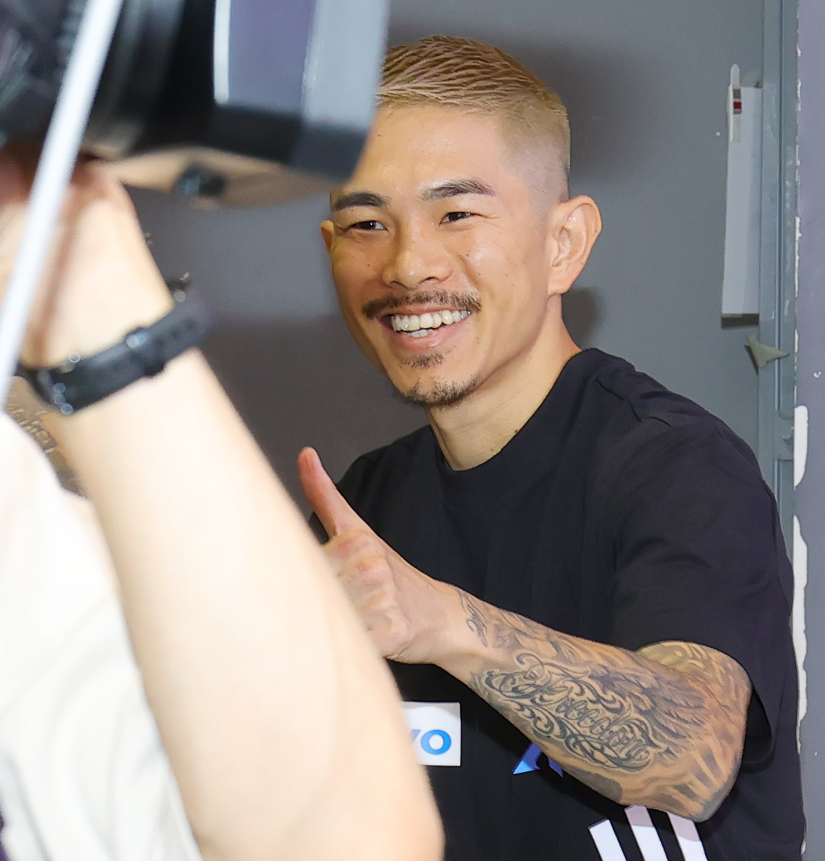 WBA世界スーパーフライ級タイトルマッチの会見を終え笑顔を見せる挑戦者の井岡（撮影・野上伸悟）