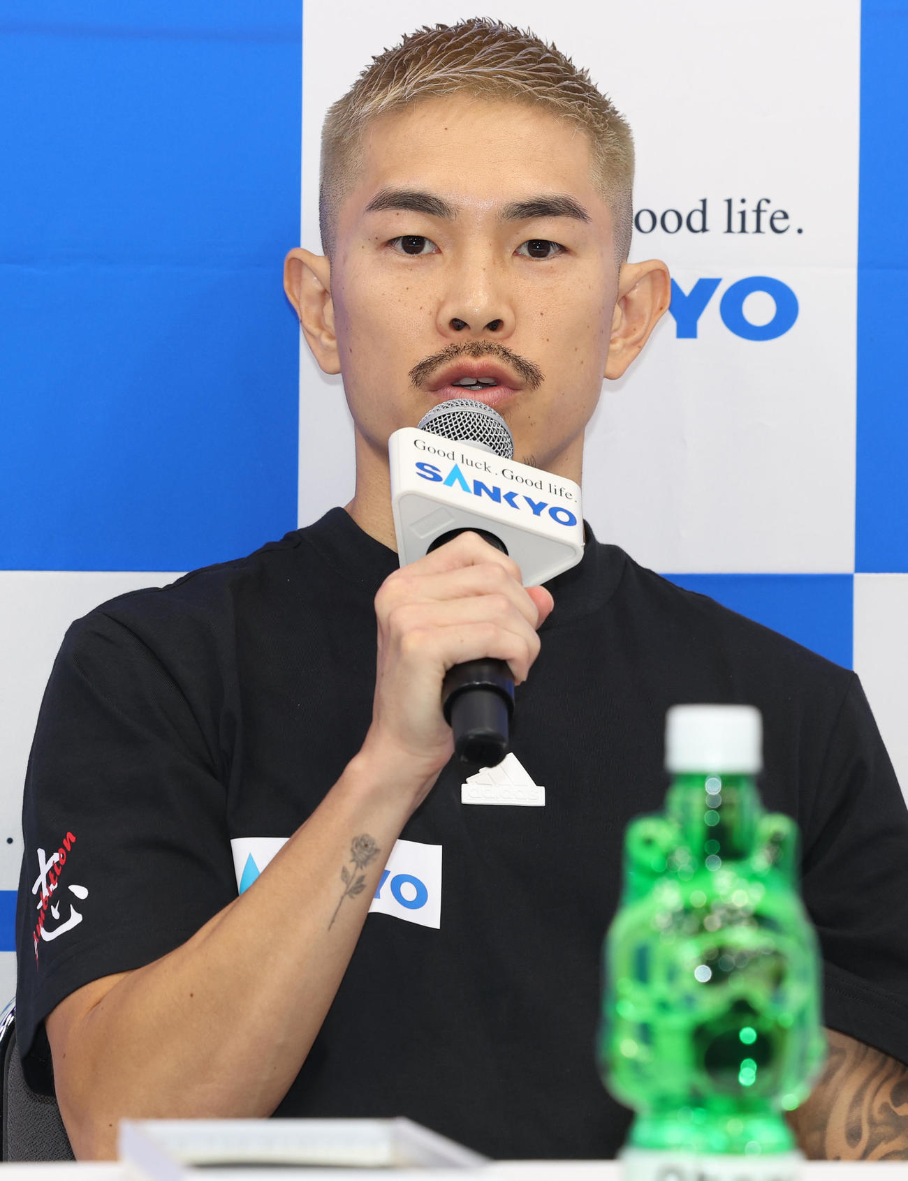 WBA世界スーパーフライ級タイトルマッチを前に会見する挑戦者の井岡（撮影・野上伸悟）