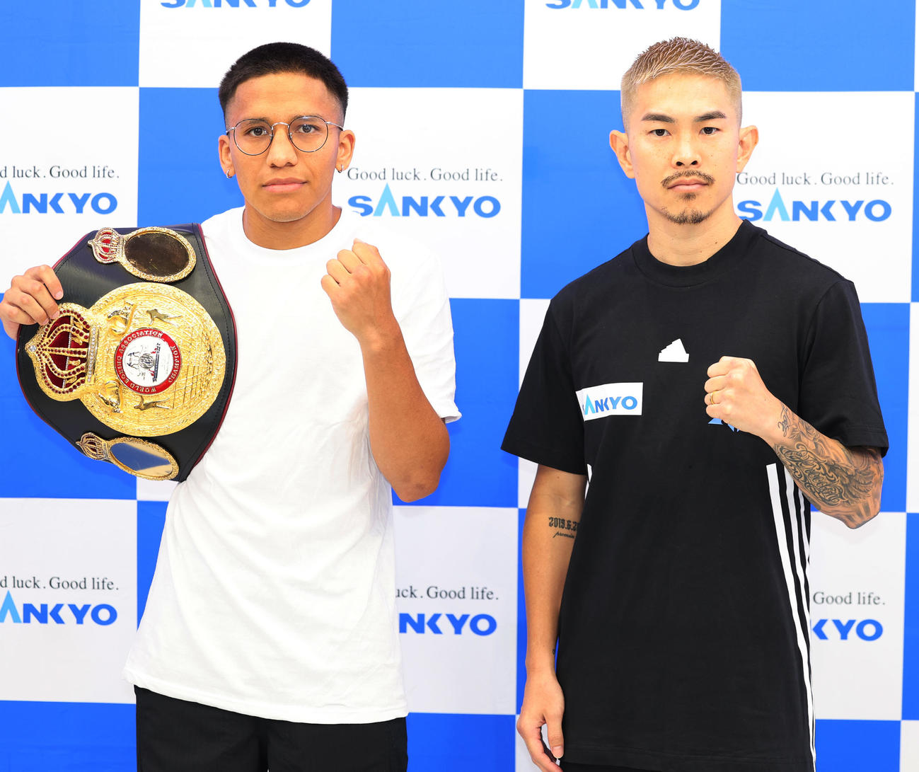 WBA世界スーパーフライ級タイトルマッチを前に会見する王者フランコ（左）と挑戦者の井岡（撮影・野上伸悟）