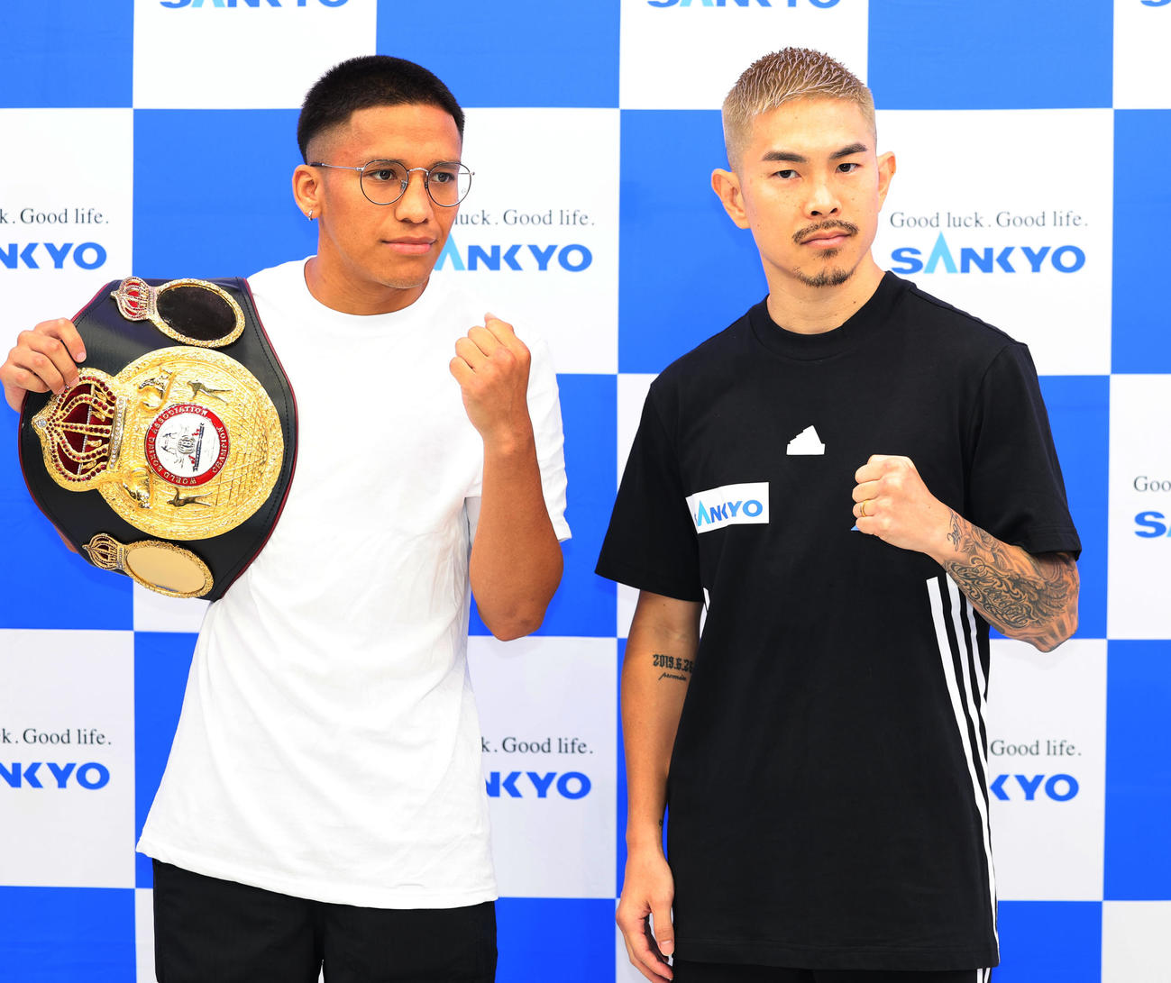 WBA世界スーパーフライ級タイトルマッチを前に会見する王者フランコ（左）と挑戦者の井岡（撮影・野上伸悟）
