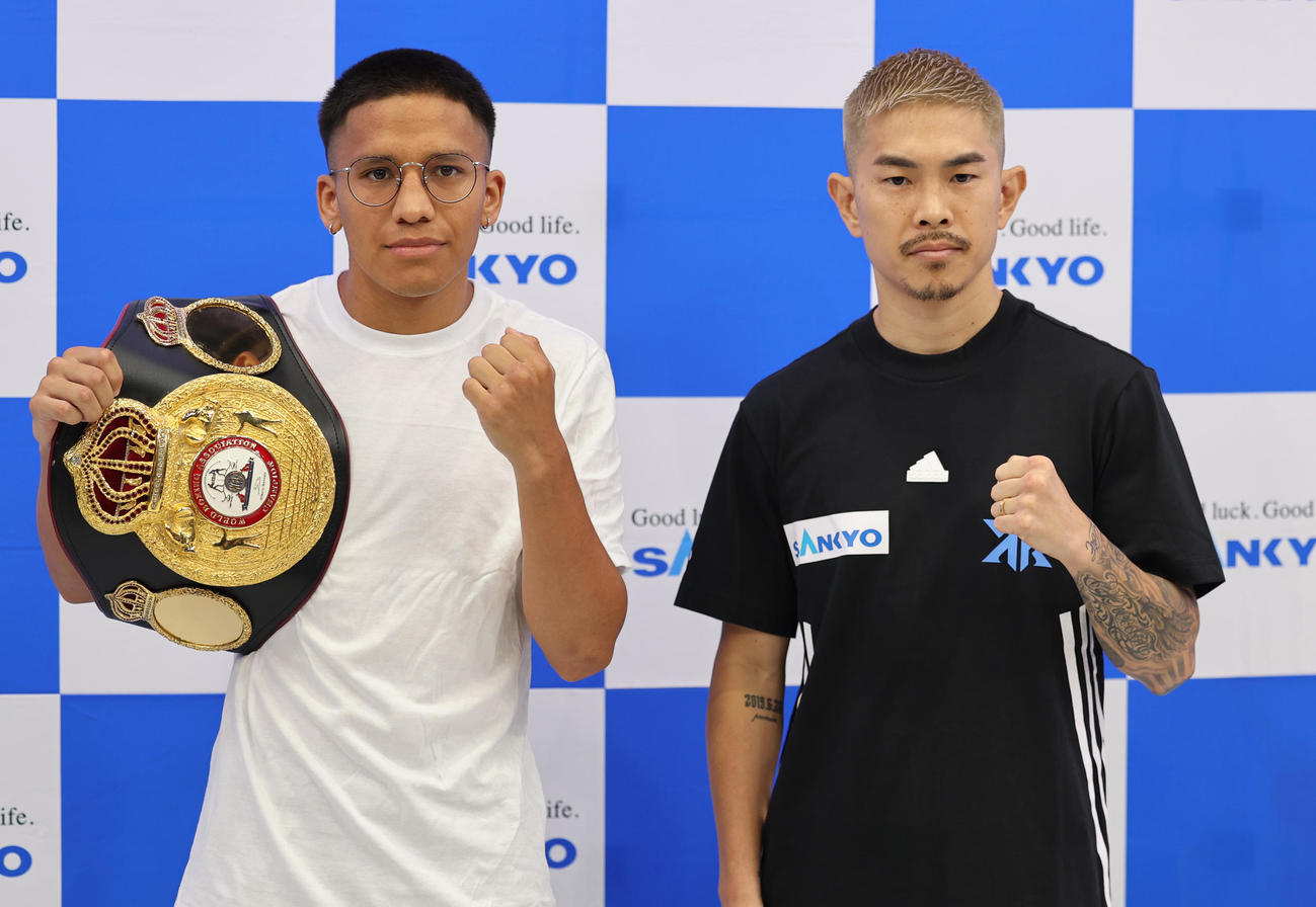 WBA世界スーパーフライ級タイトルマッチを前に会見する王者フランコ（左）と挑戦者の井岡（撮影・野上伸悟）